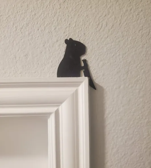 Nắp cửa hình capybara cầm dao hài hước