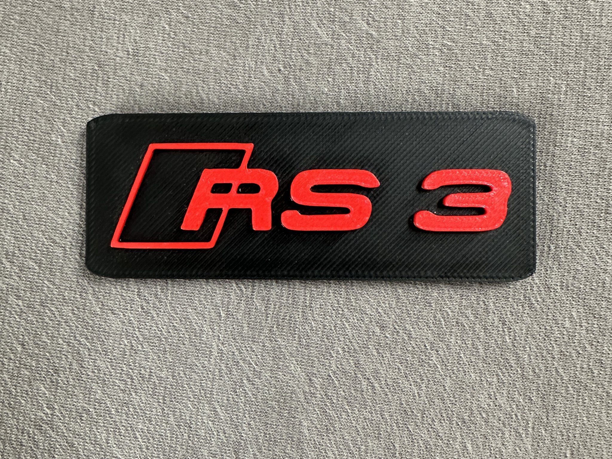 Biểu tượng Audi RS3 gắn trên cản trước xe ô tô