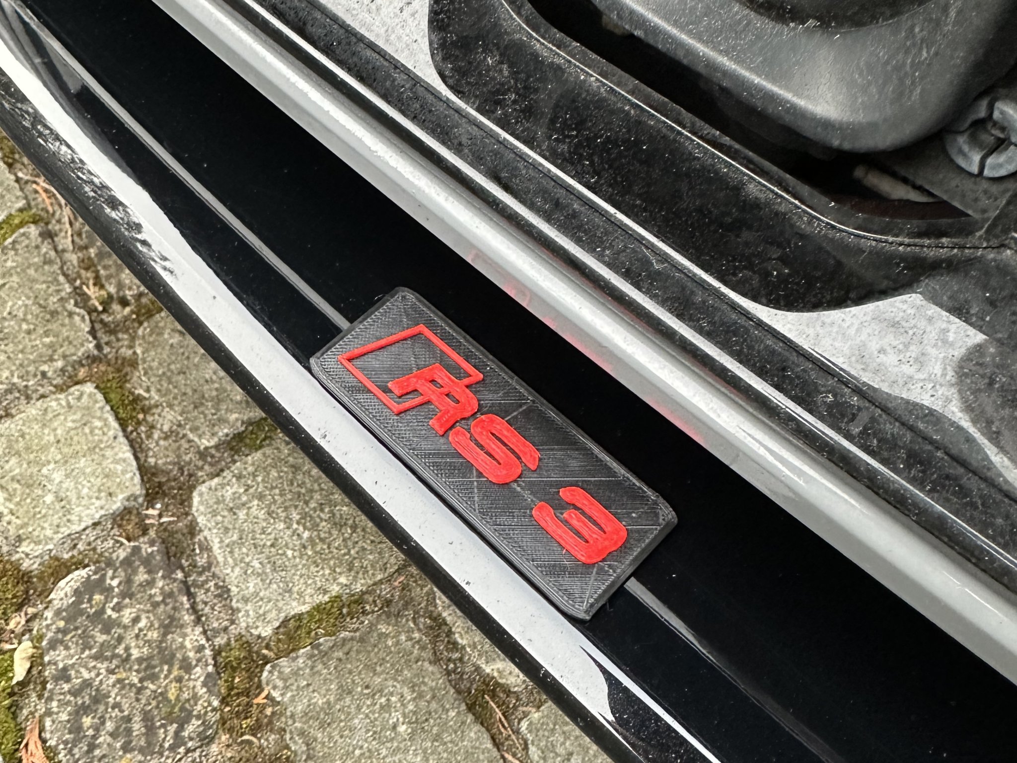 Biểu tượng Audi RS3 gắn trên cản trước xe ô tô