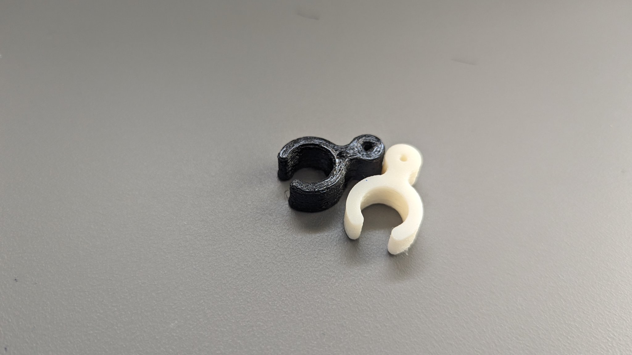 Kẹp giữ chỉ cho cuộn bobbin