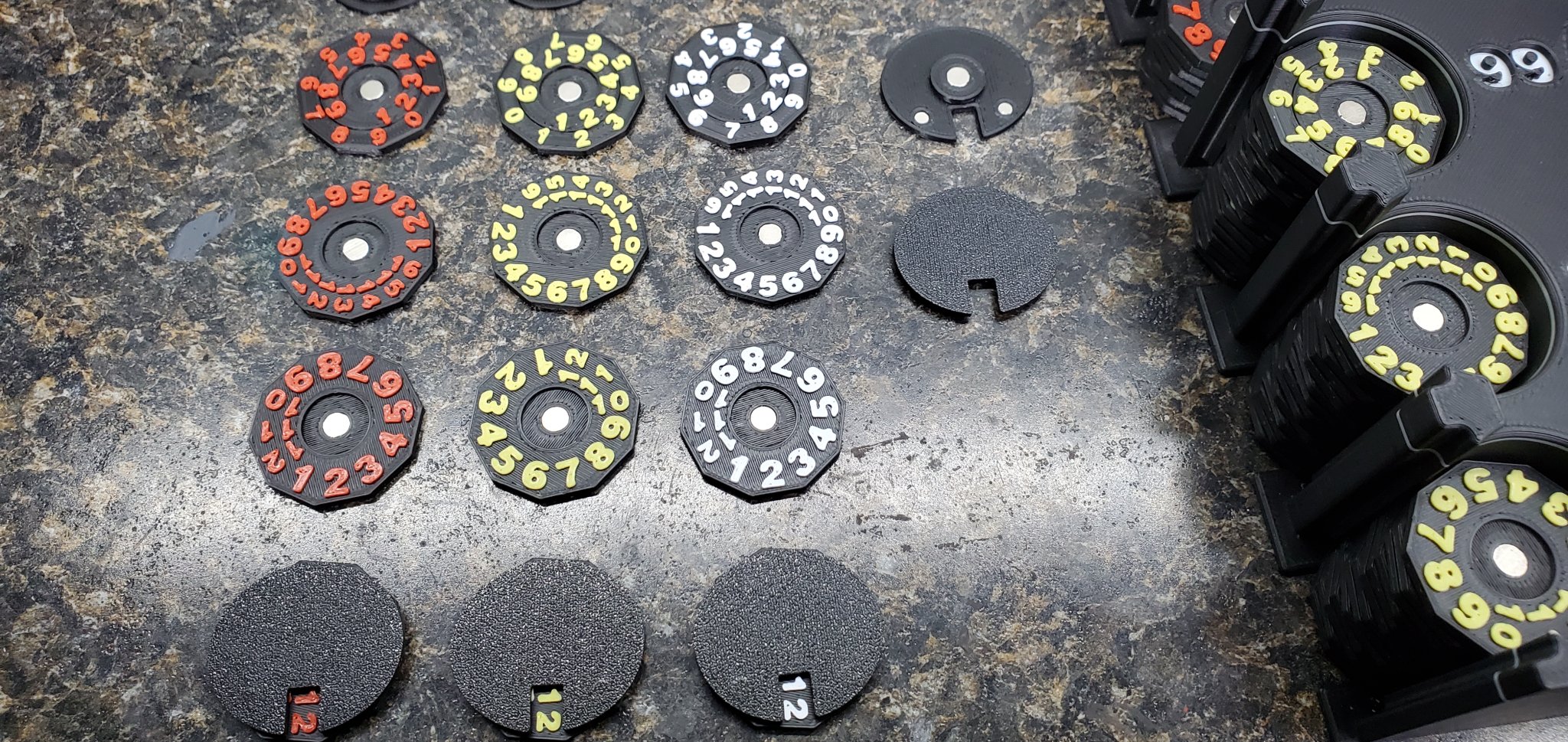 Đế T_h_i 3D với Vòng Số HP, Chỉ Báo Trạng Thái và Hệ Thống Lưu Trữ