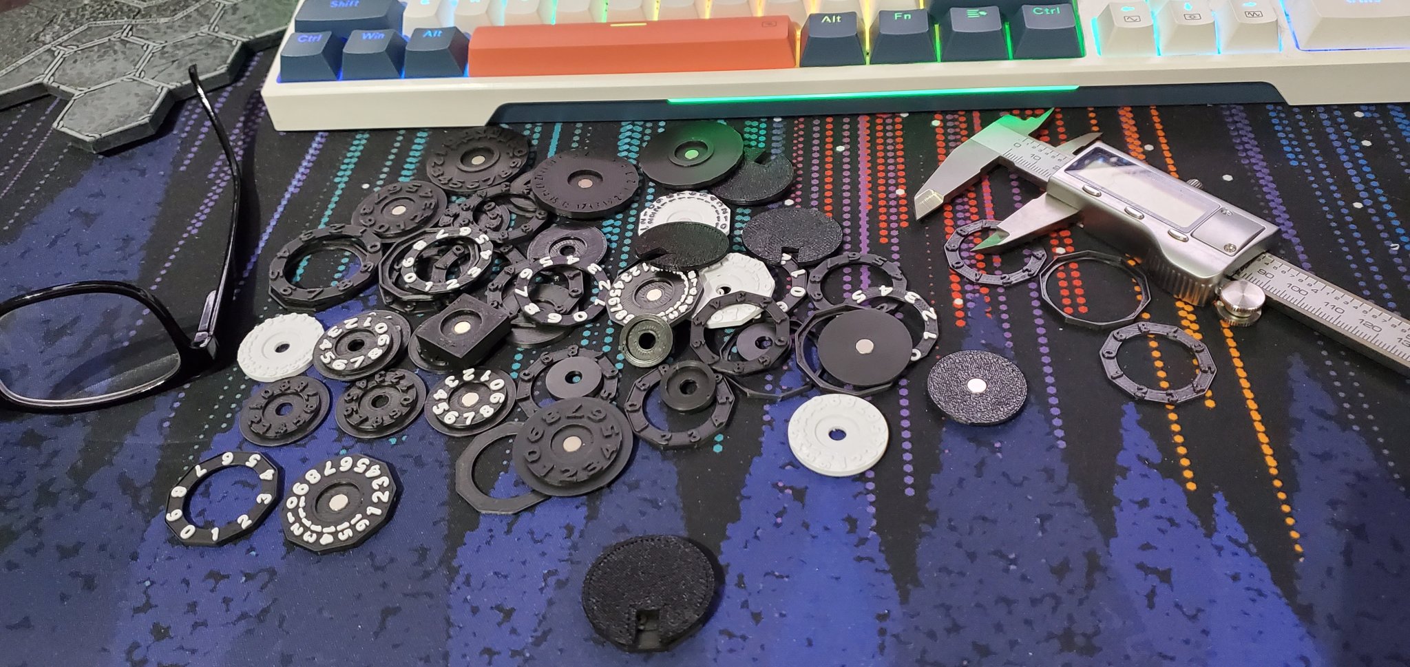 Đế T_h_i 3D với Vòng Số HP, Chỉ Báo Trạng Thái và Hệ Thống Lưu Trữ