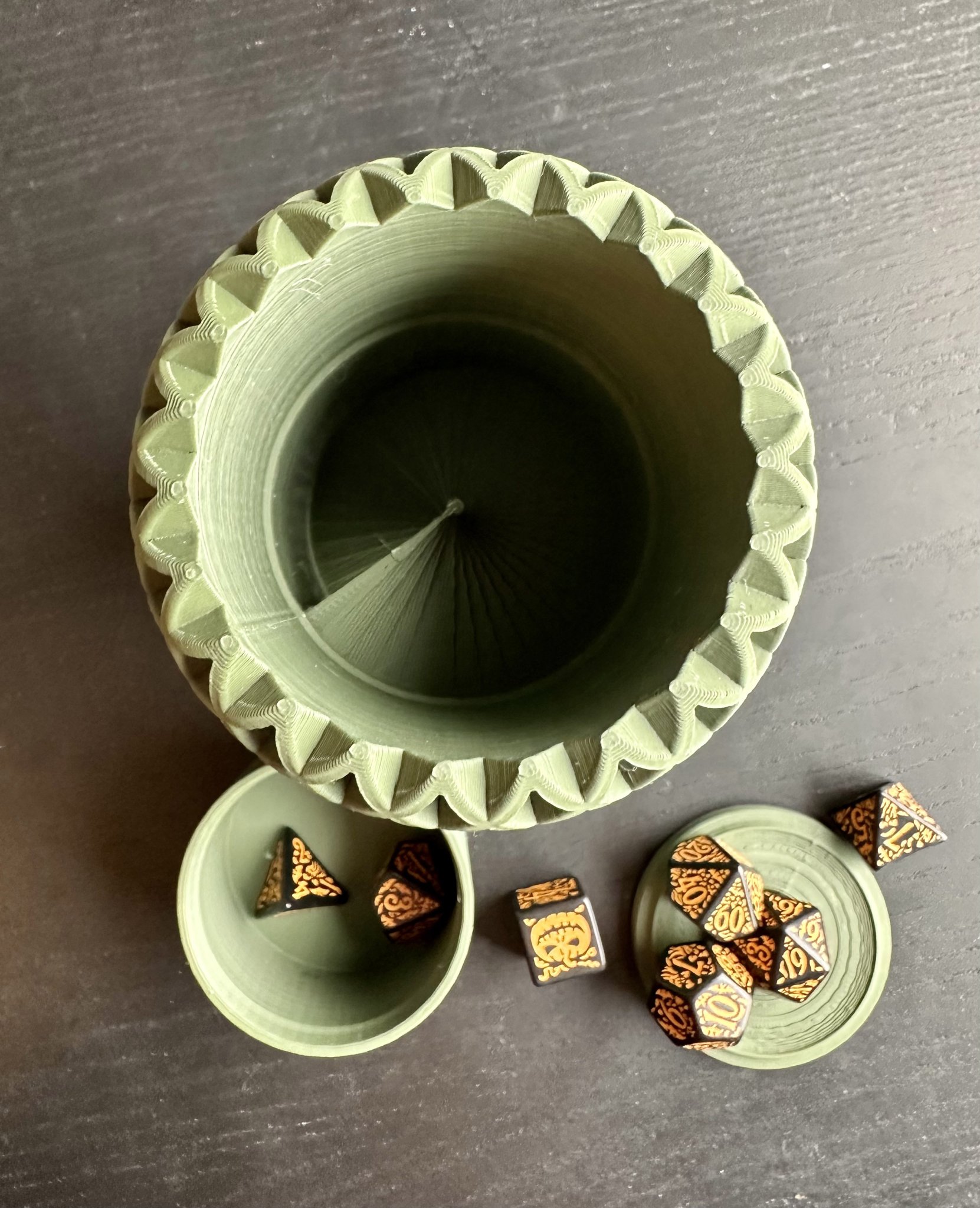 Tháp xúc xắc hình khối và nơi lưu trữ tiện dụng