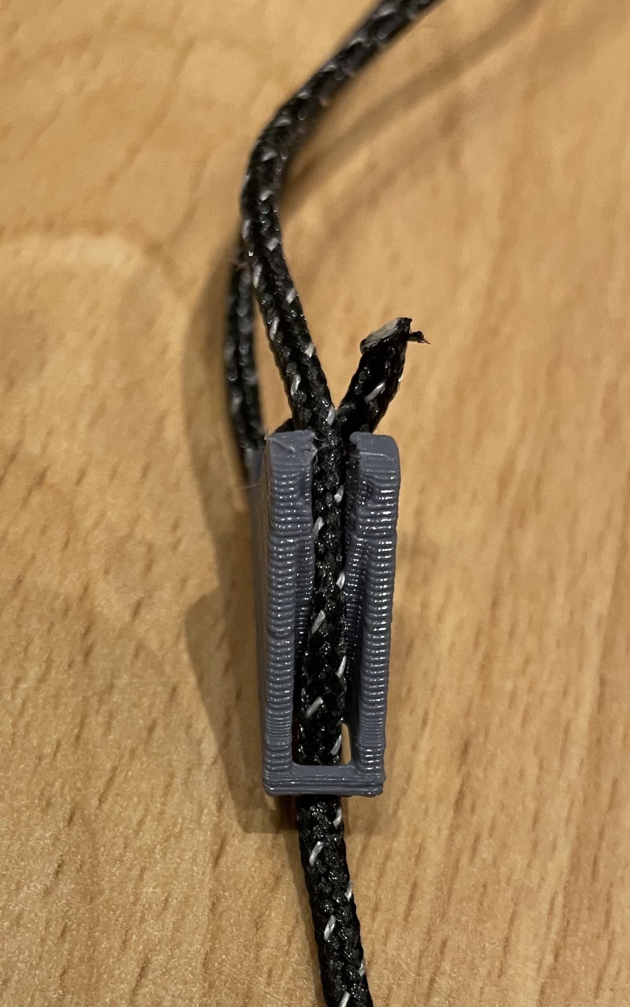 Công cụ điều chỉnh độ căng dây cho lều cắm trại