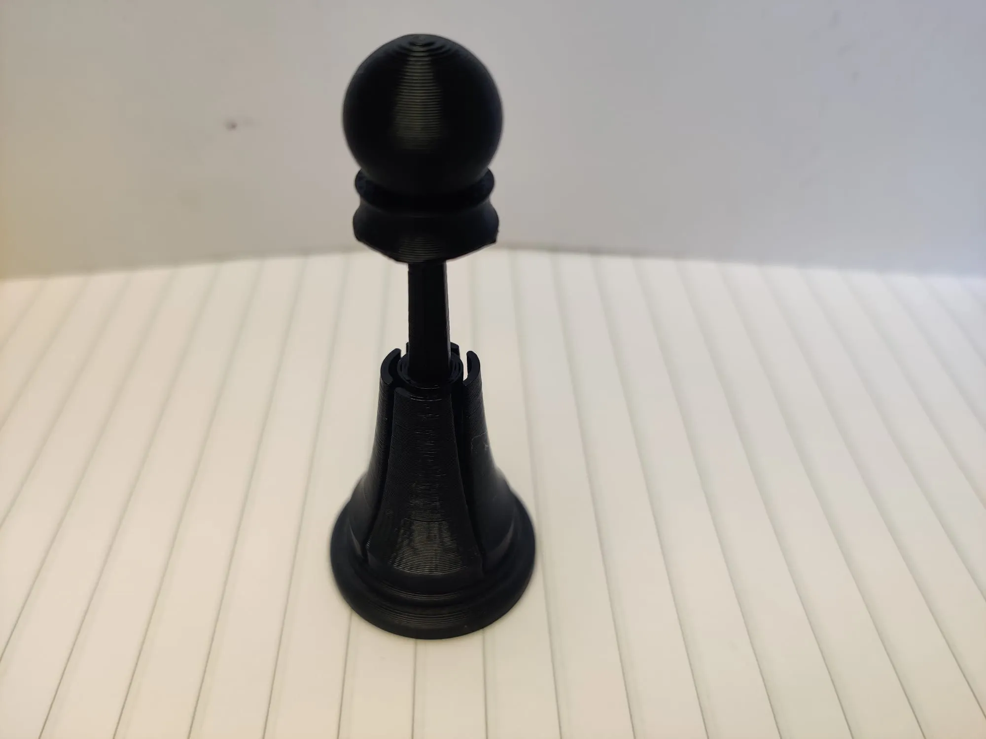 Quân cờ vua gập lại với cánh có thể mở rộng