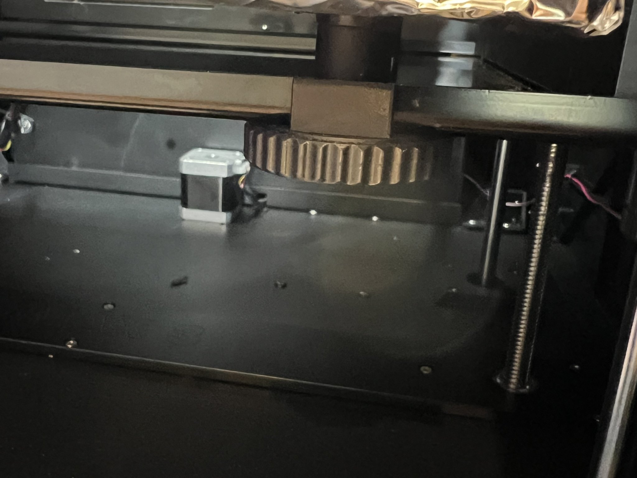 Bàn nhiệt Qidi X-Max với bánh xe điều chỉnh 3D