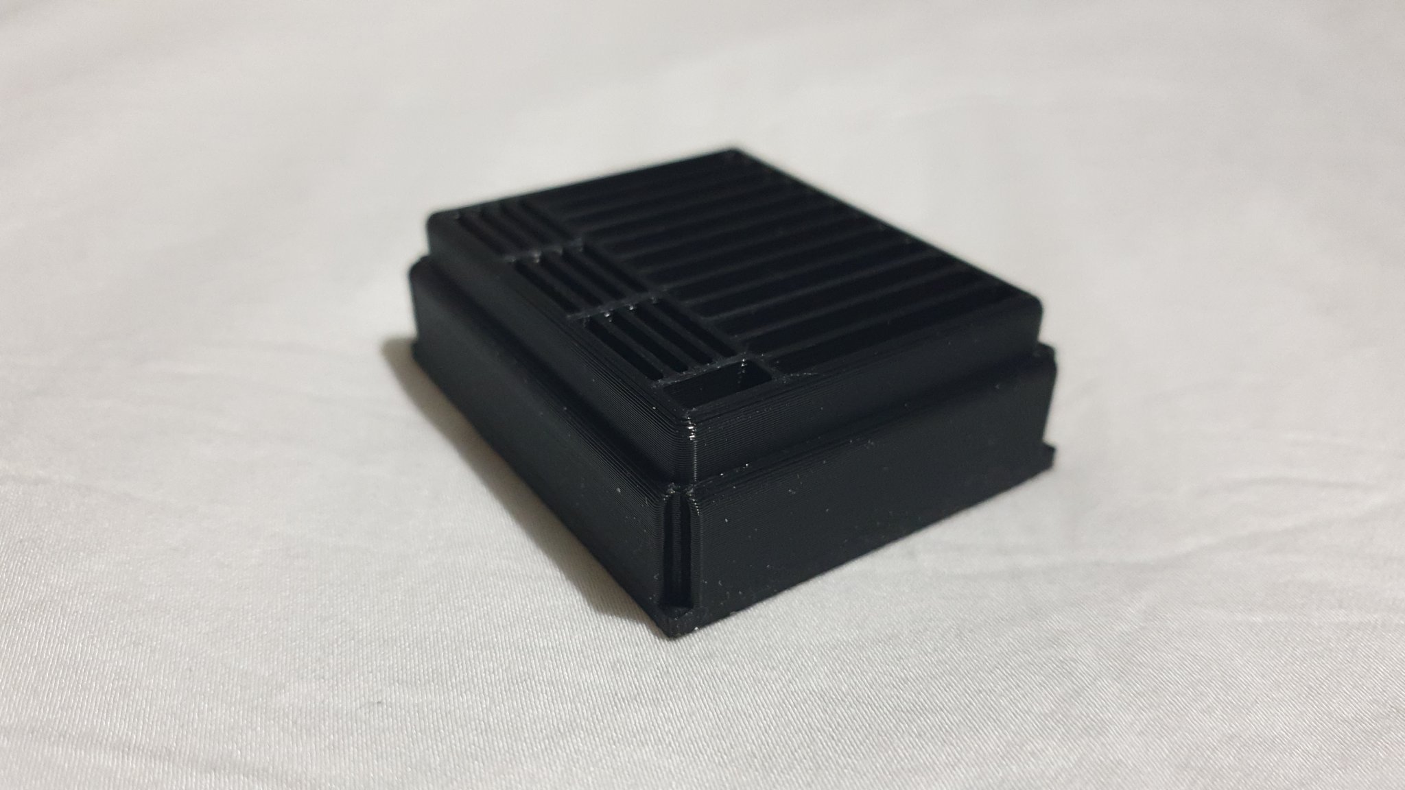 Giá đỡ thẻ nhớ SD và MicroSD 12 ngăn của Kyle Ireland