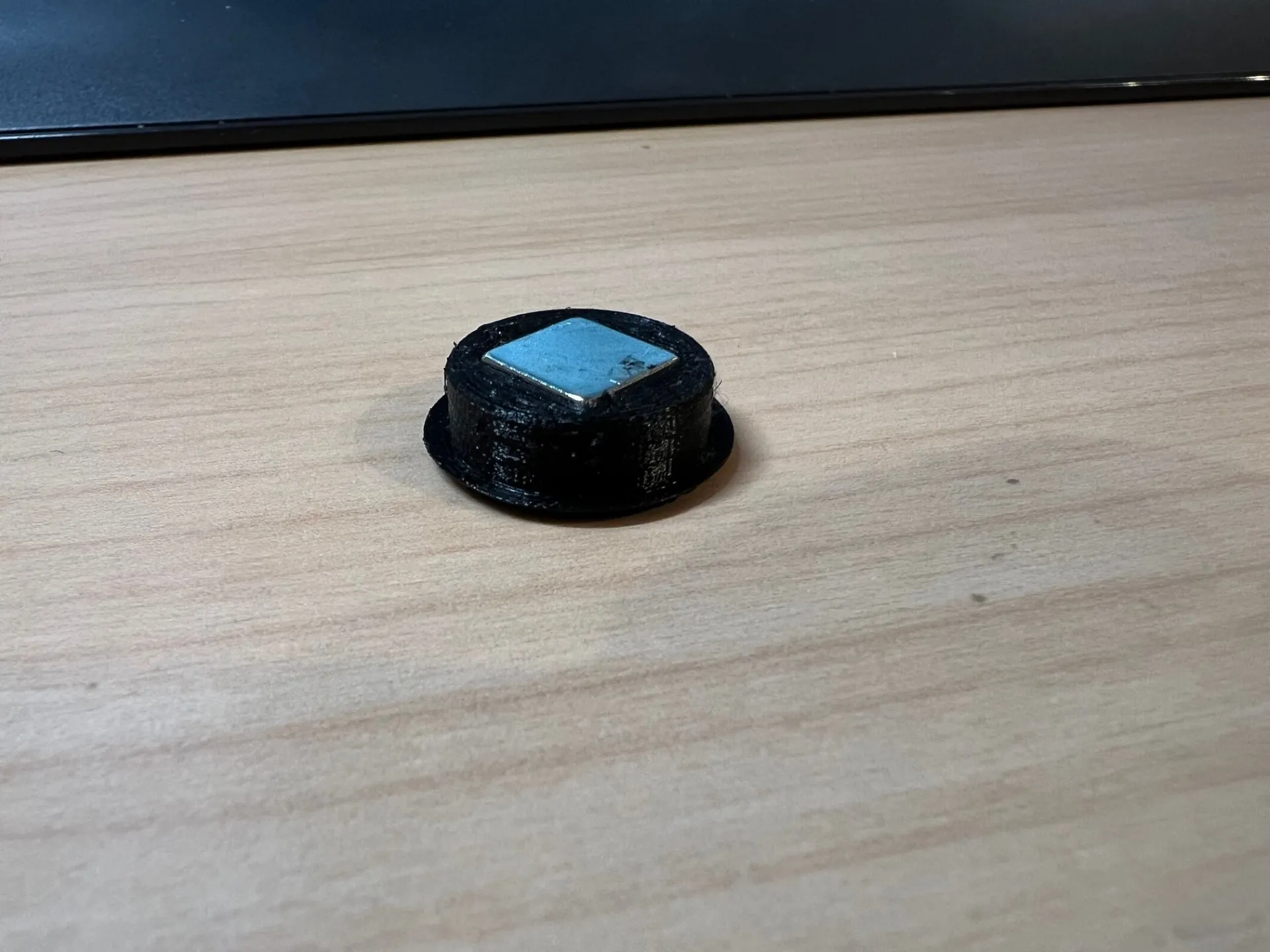 Giá đỡ cửa từ tính với lực hút và đẩy của nam châm