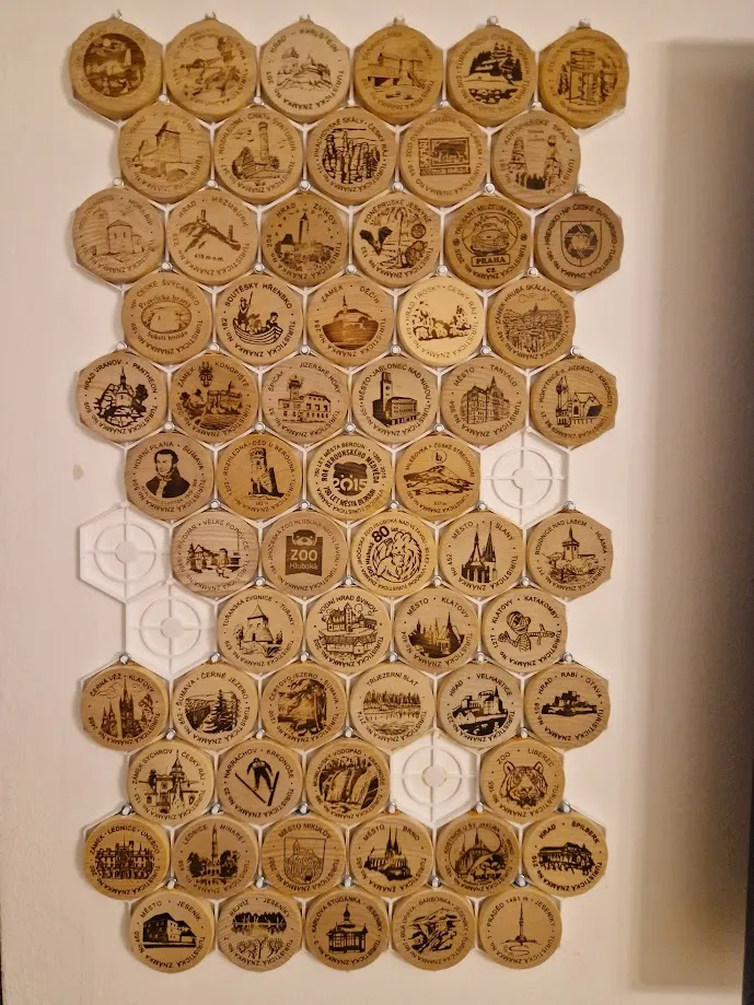 Bảng tường hình lục giác cho huy hiệu du lịch gỗ