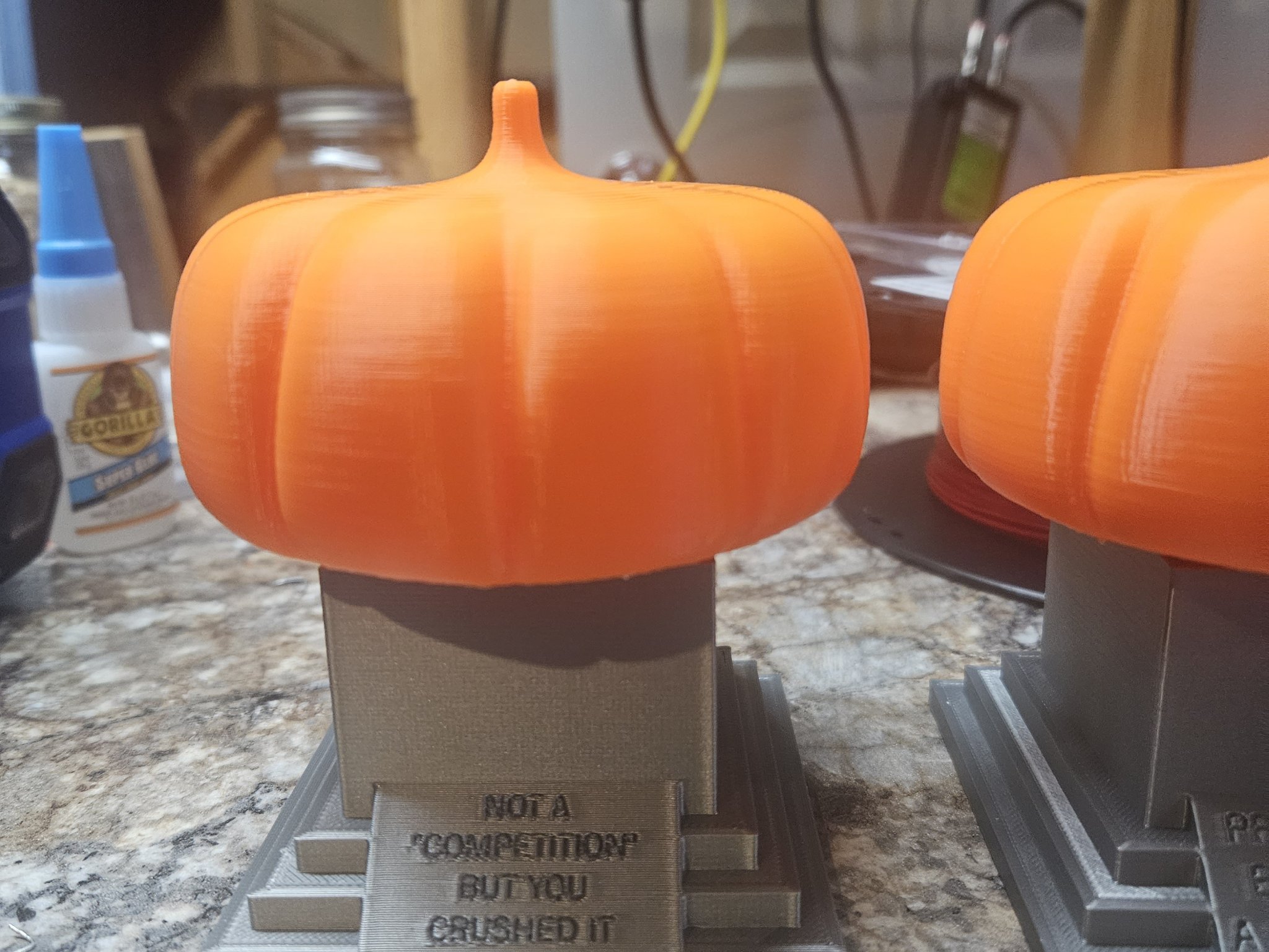 Giá đỡ cúp đơn giản với nhiều tùy chọn đỉnh