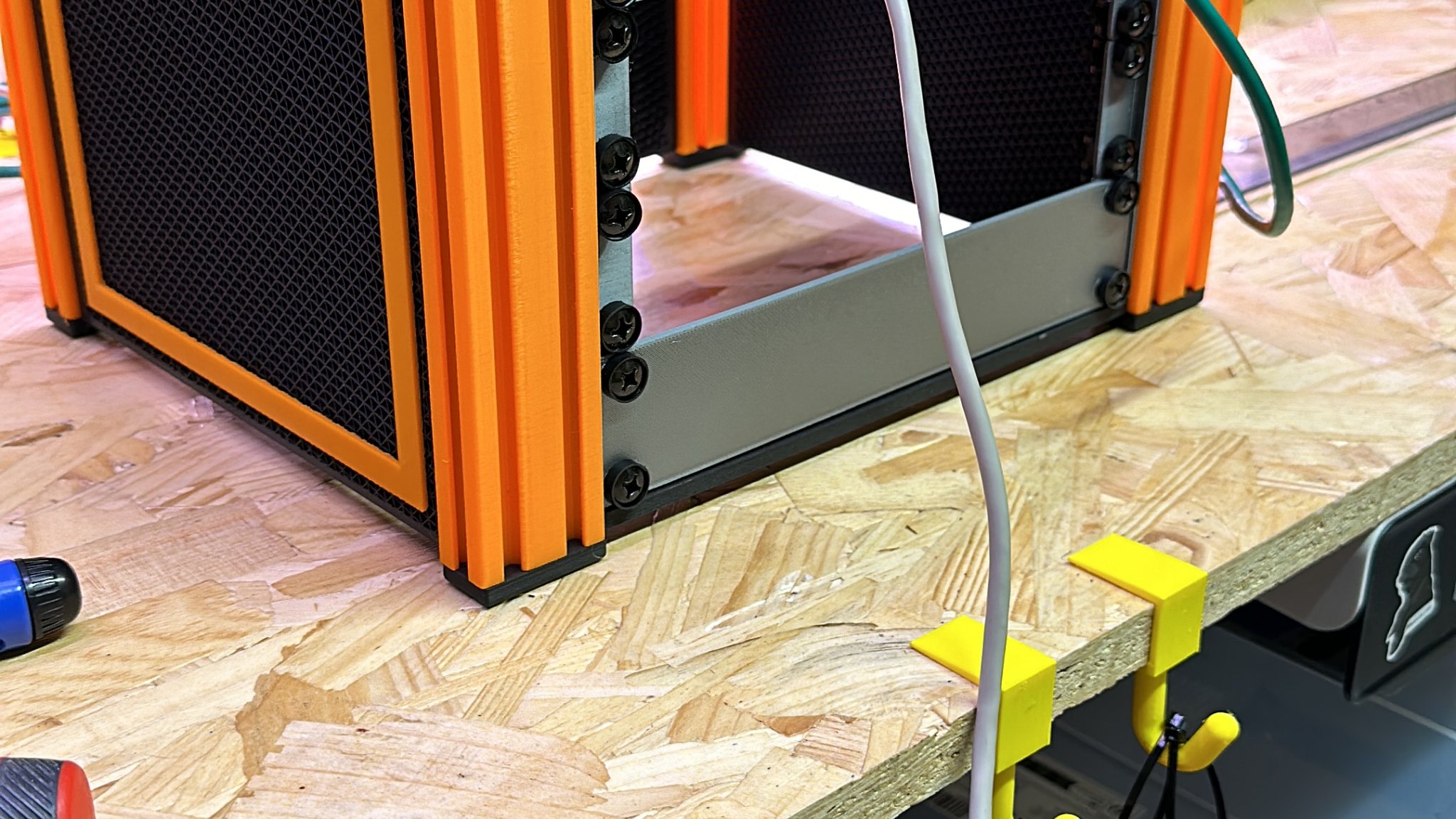 Giá đỡ công tắc để bàn cho thiết bị mạng