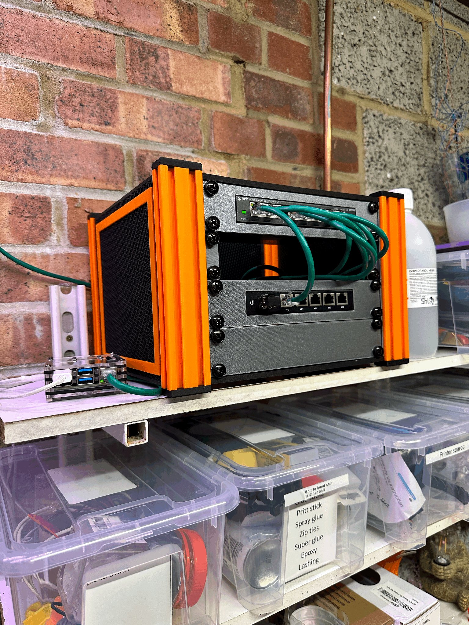 Giá đỡ công tắc để bàn cho thiết bị mạng