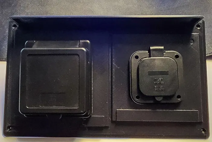 Bộ lắp đặt kết hợp cổng nguồn RV 30 và 15 Amp