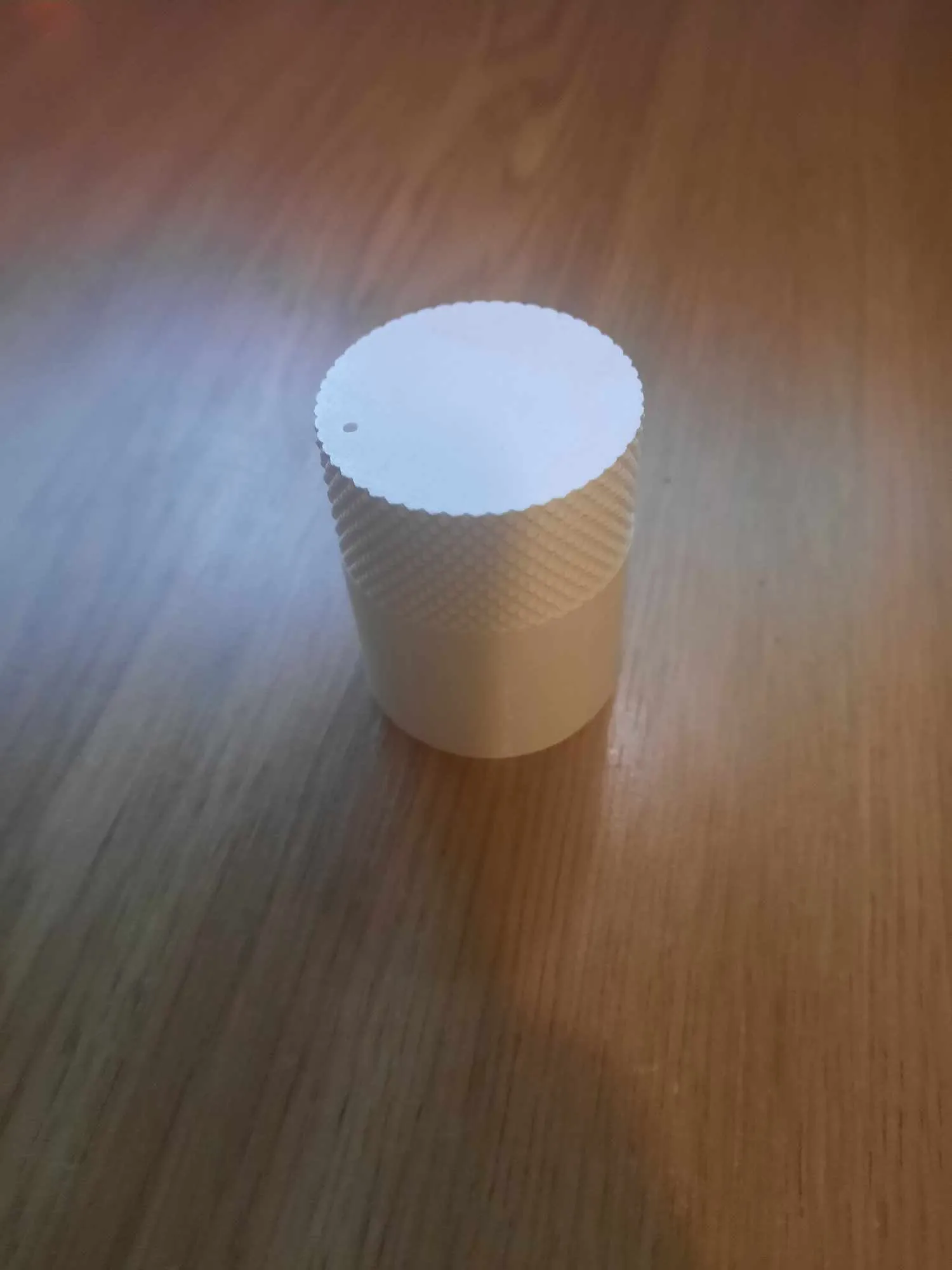 Container đơn giản với nắp vặn và lỗ móc chìa khóa