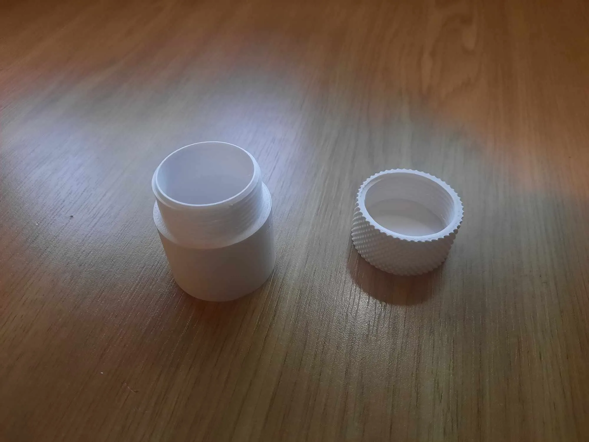 Container đơn giản với nắp vặn và lỗ móc chìa khóa