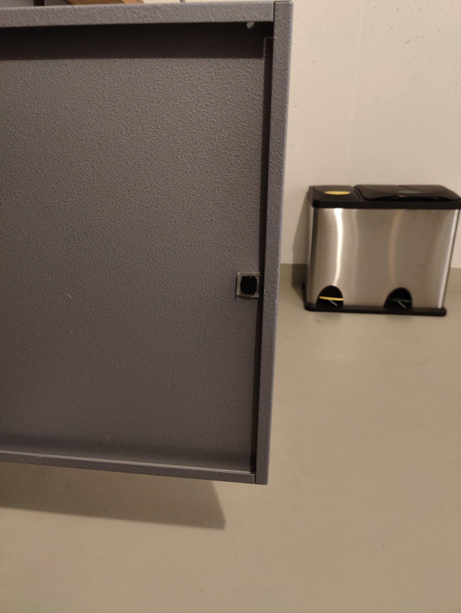 Núm cửa thay thế cho cửa bàn làm việc