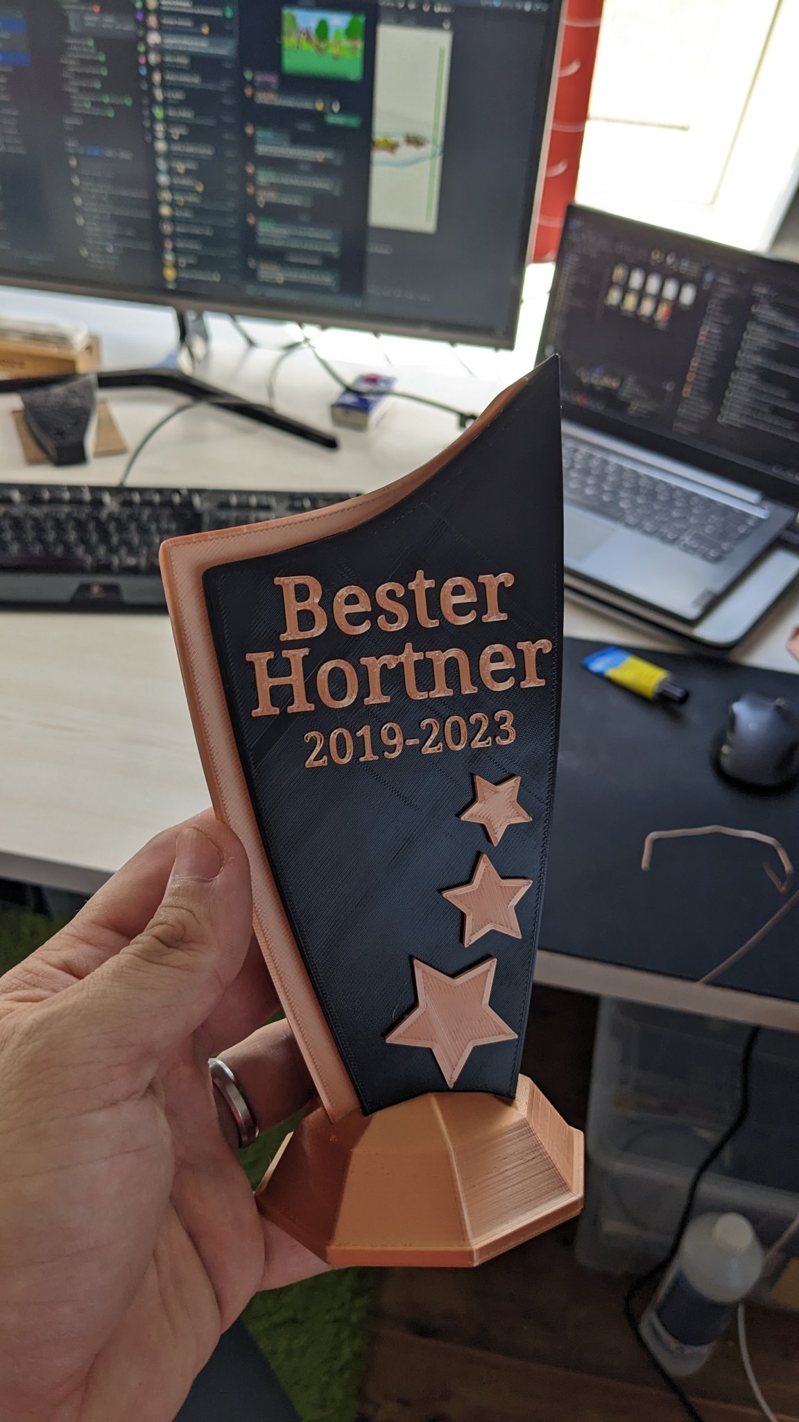 Cúp danh dự với ngôi sao trang trí