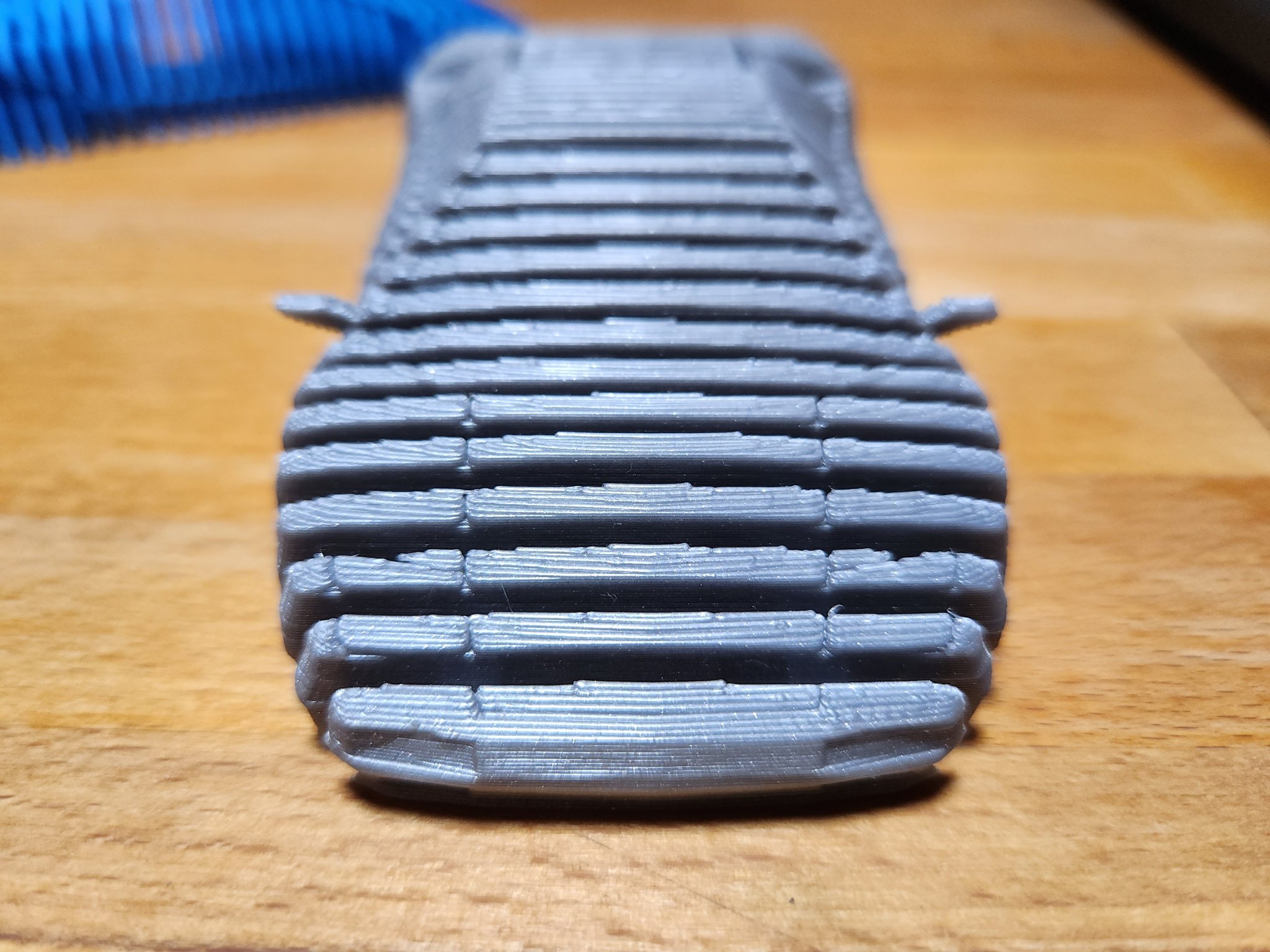 Tác phẩm điêu khắc ô tô cắt lát phong cách low poly thập niên 90