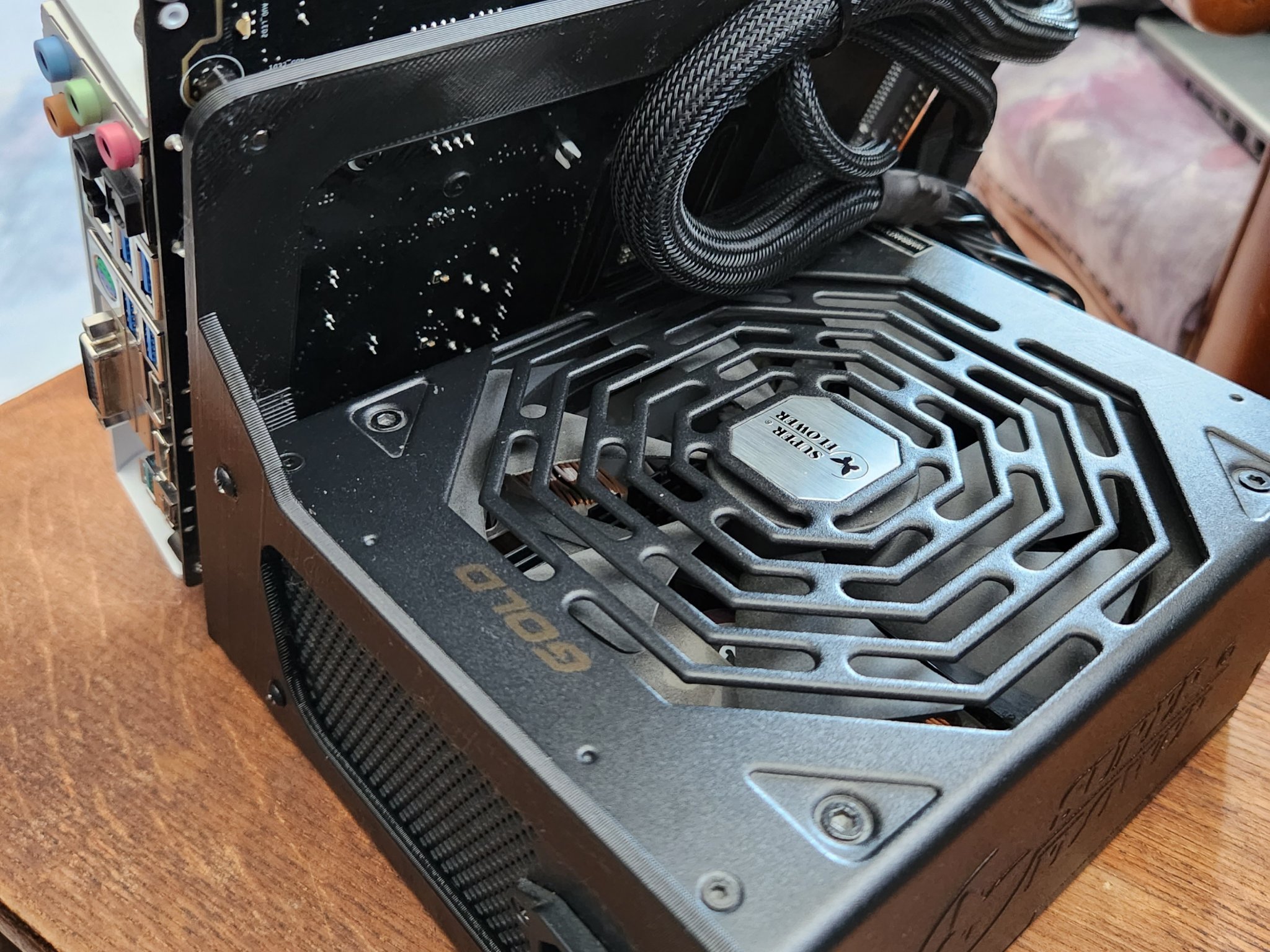 Giá đỡ máy tính mở cho bo mạch ATX trong văn phòng