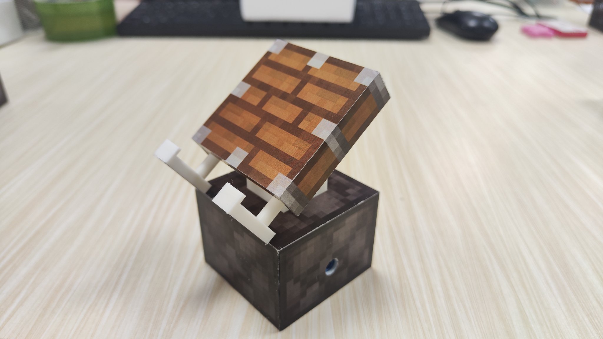 Mô hình giá đỡ điện thoại bằng piston trong Minecraft