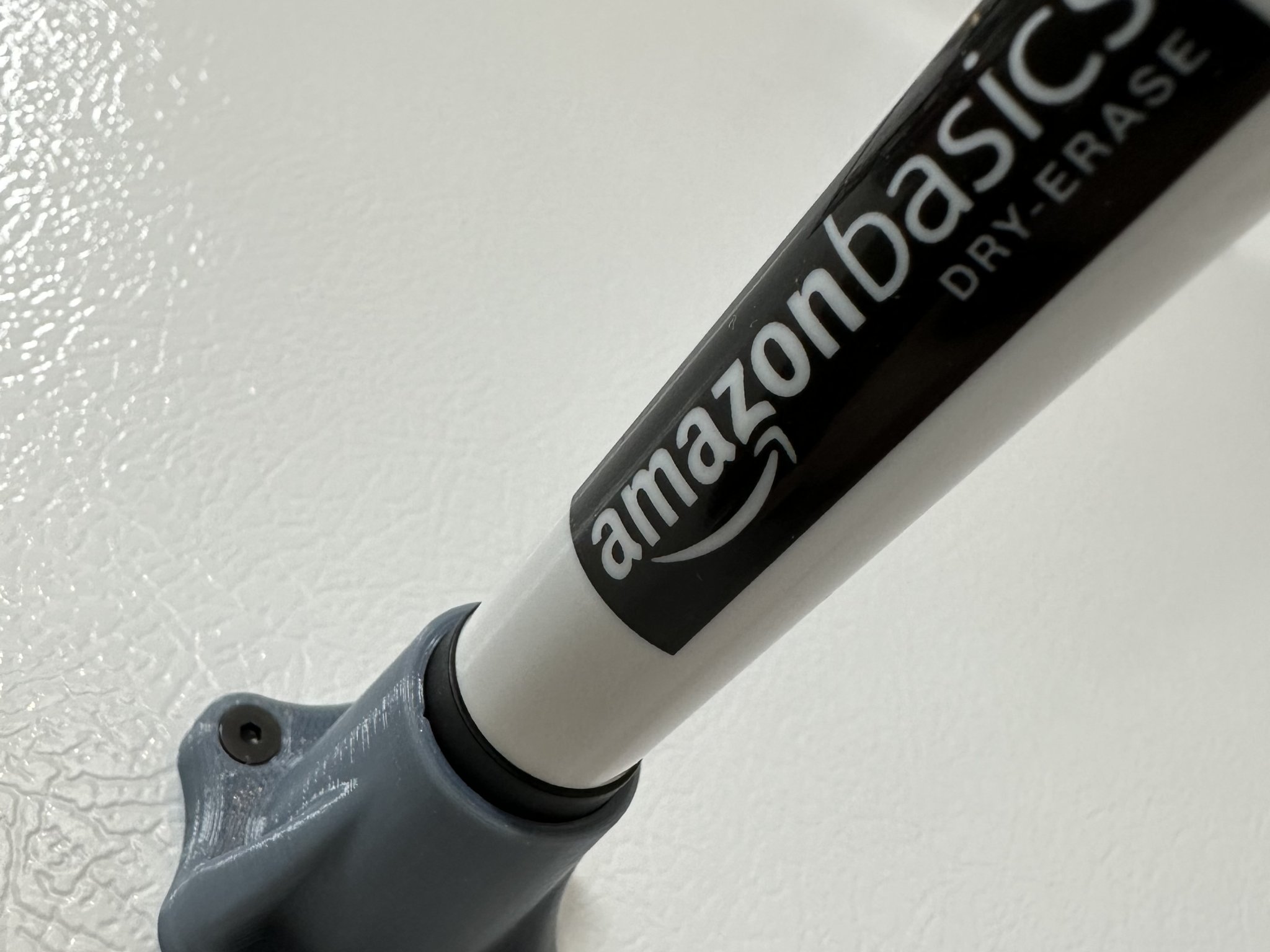 Giá đỡ bút dạ quang từ tính tiện lợi