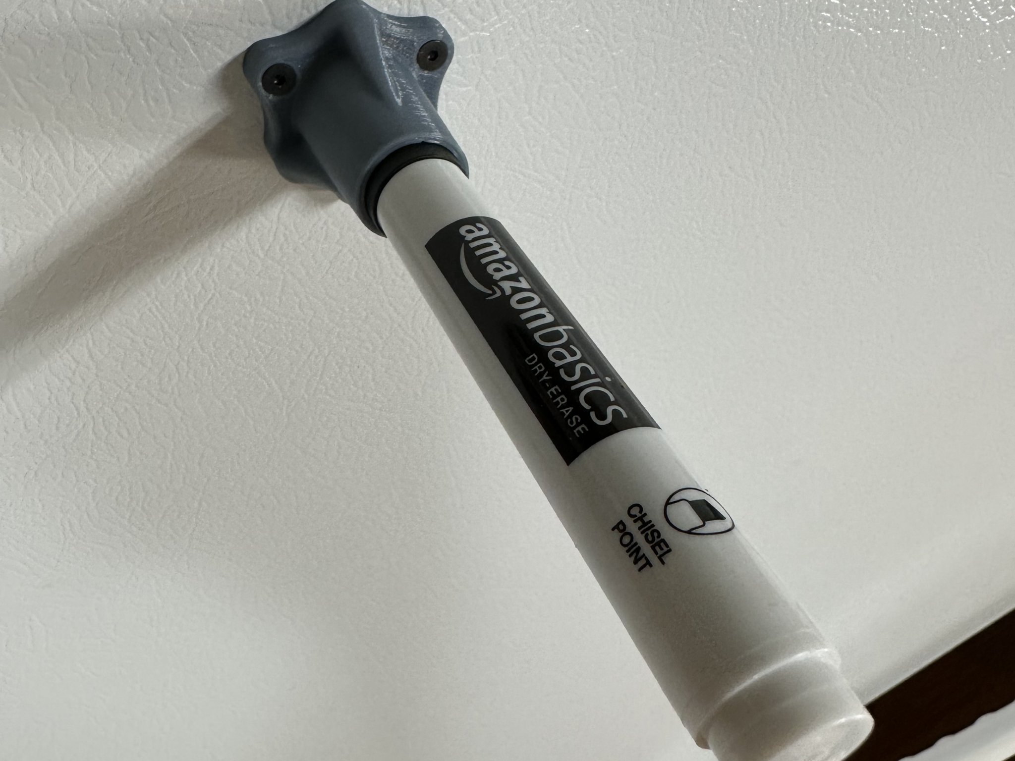 Giá đỡ bút dạ quang từ tính tiện lợi