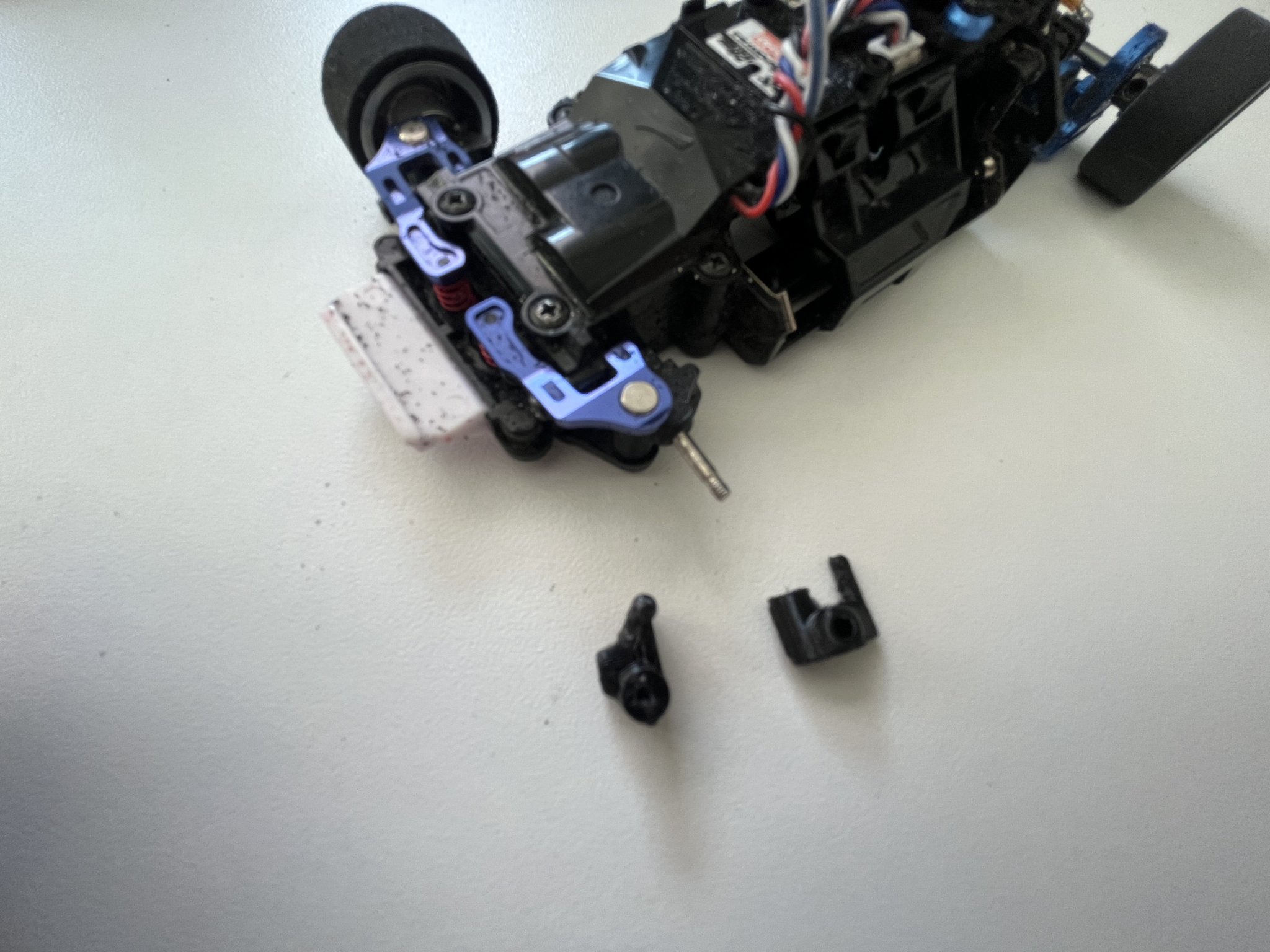 Cần điều khiển Mini Z MR03 với góc nghiêng 1,5° "Bất khả xâm...