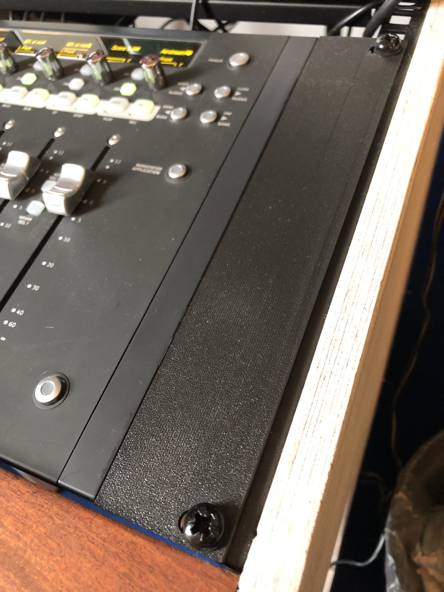 Bộ chuyển đổi giá đỡ 19" cho Avid Artist Mix