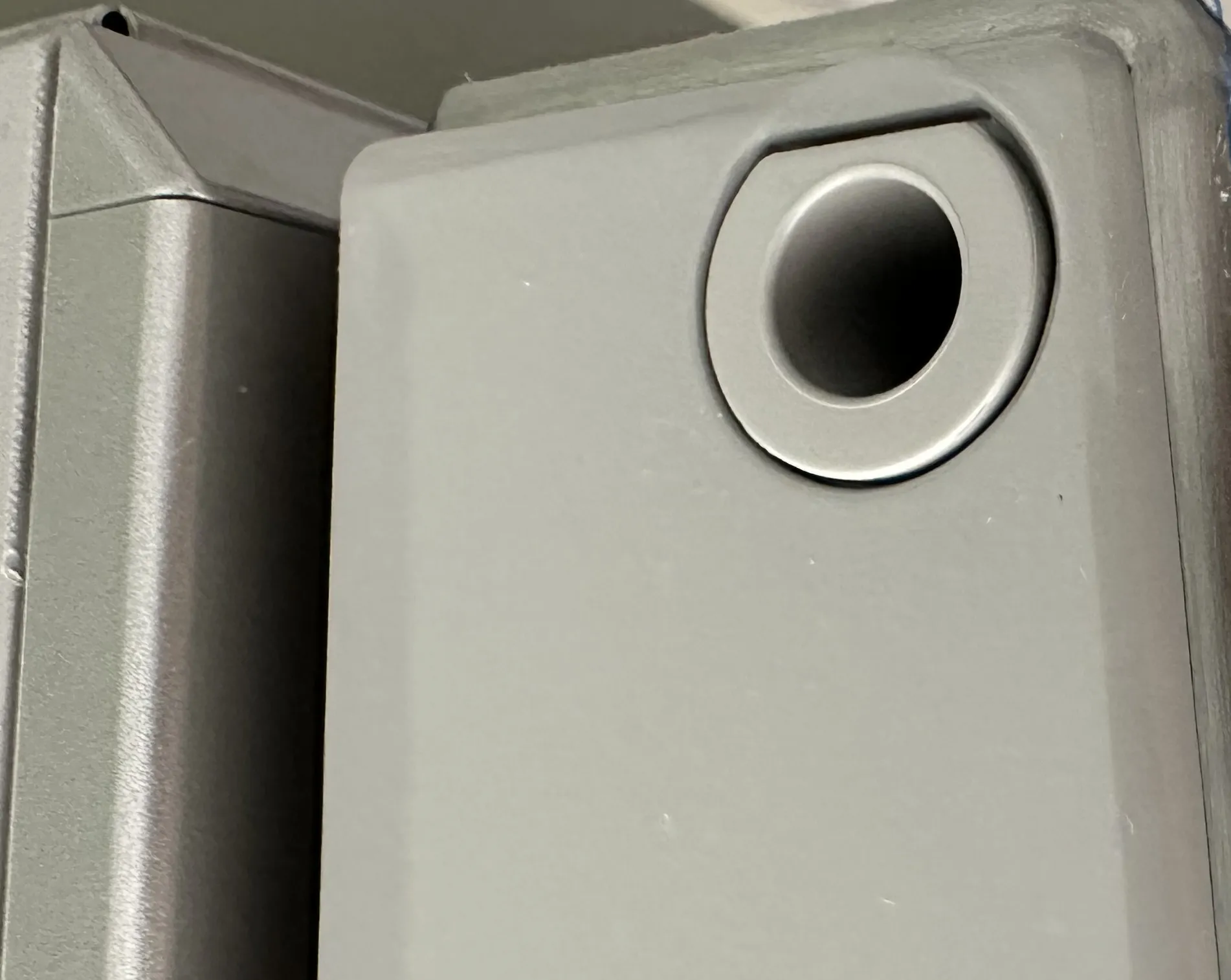 Nắp che lỗ bản lề cho cửa tủ lạnh Miele