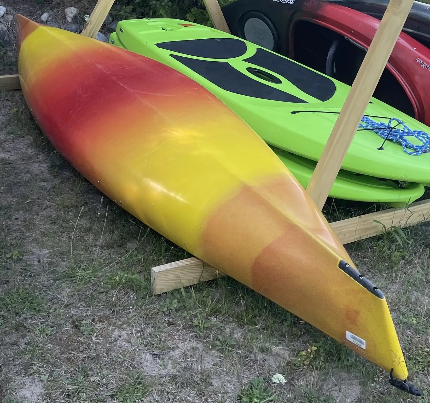 Giá đỡ kayak hình chóp chống trượt trên giá gỗ