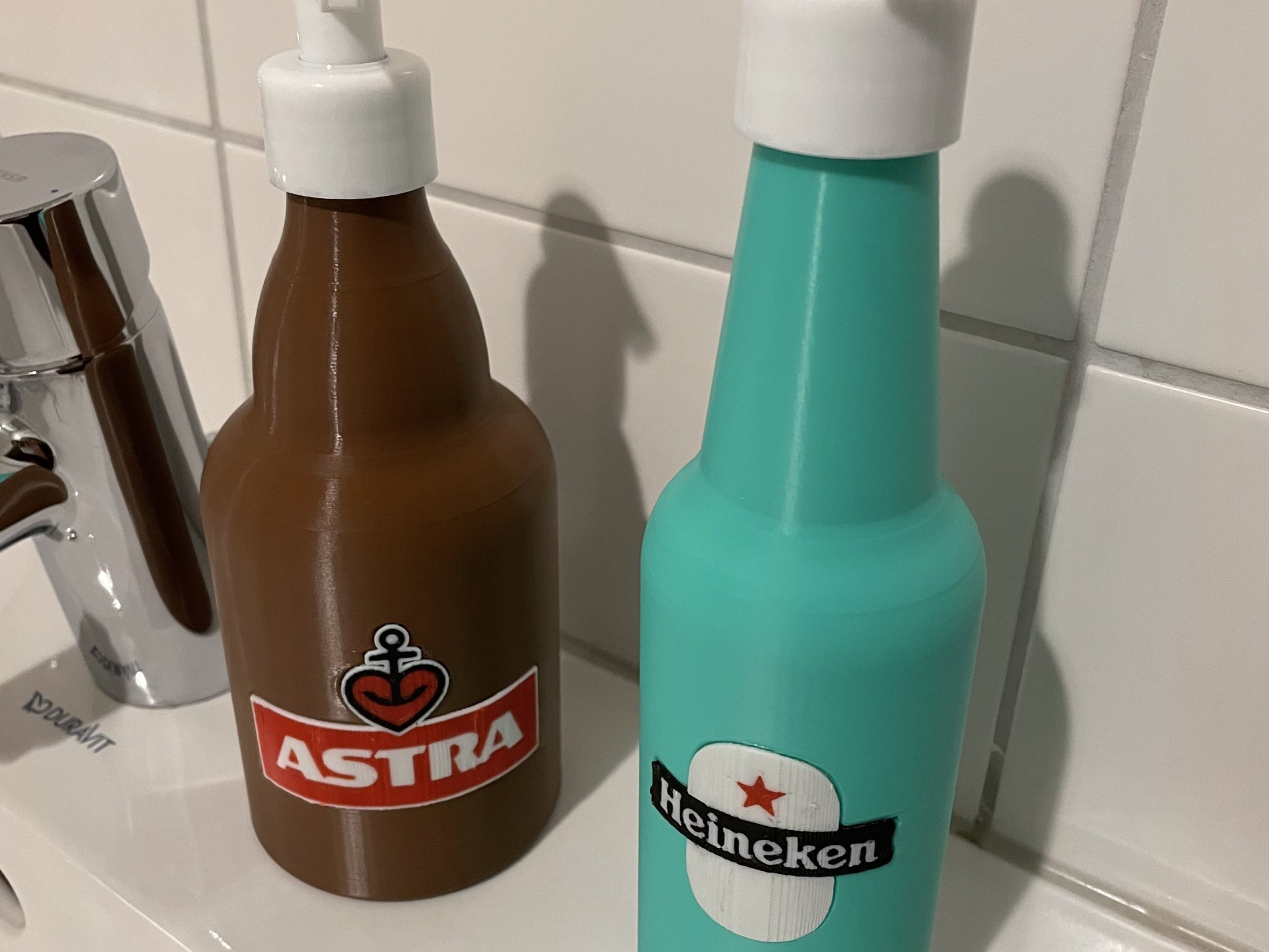 Bình đựng xà phòng hình chai bia Astra và Heineken