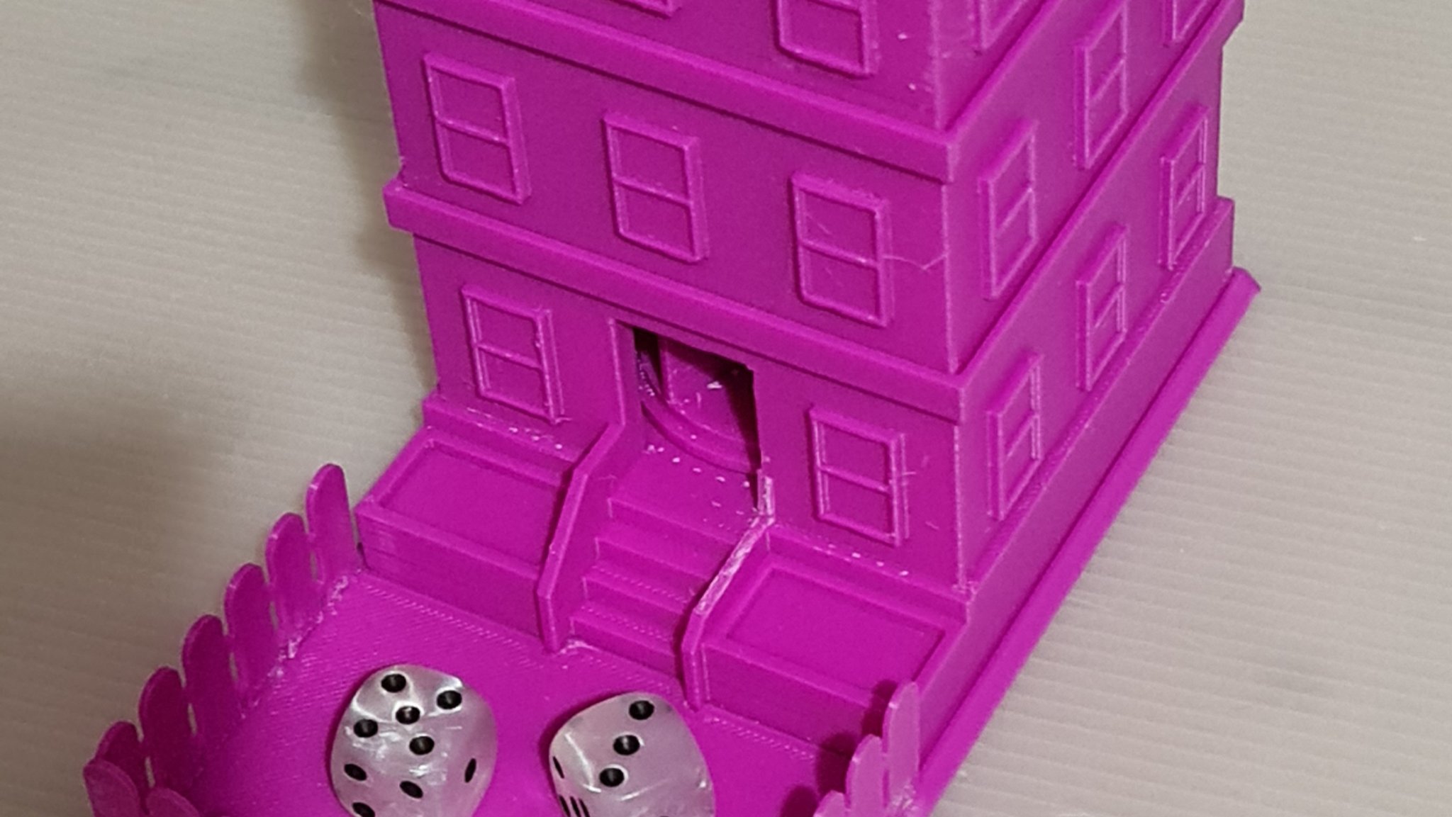 Tháp xúc xắc Monopoly độc đáo