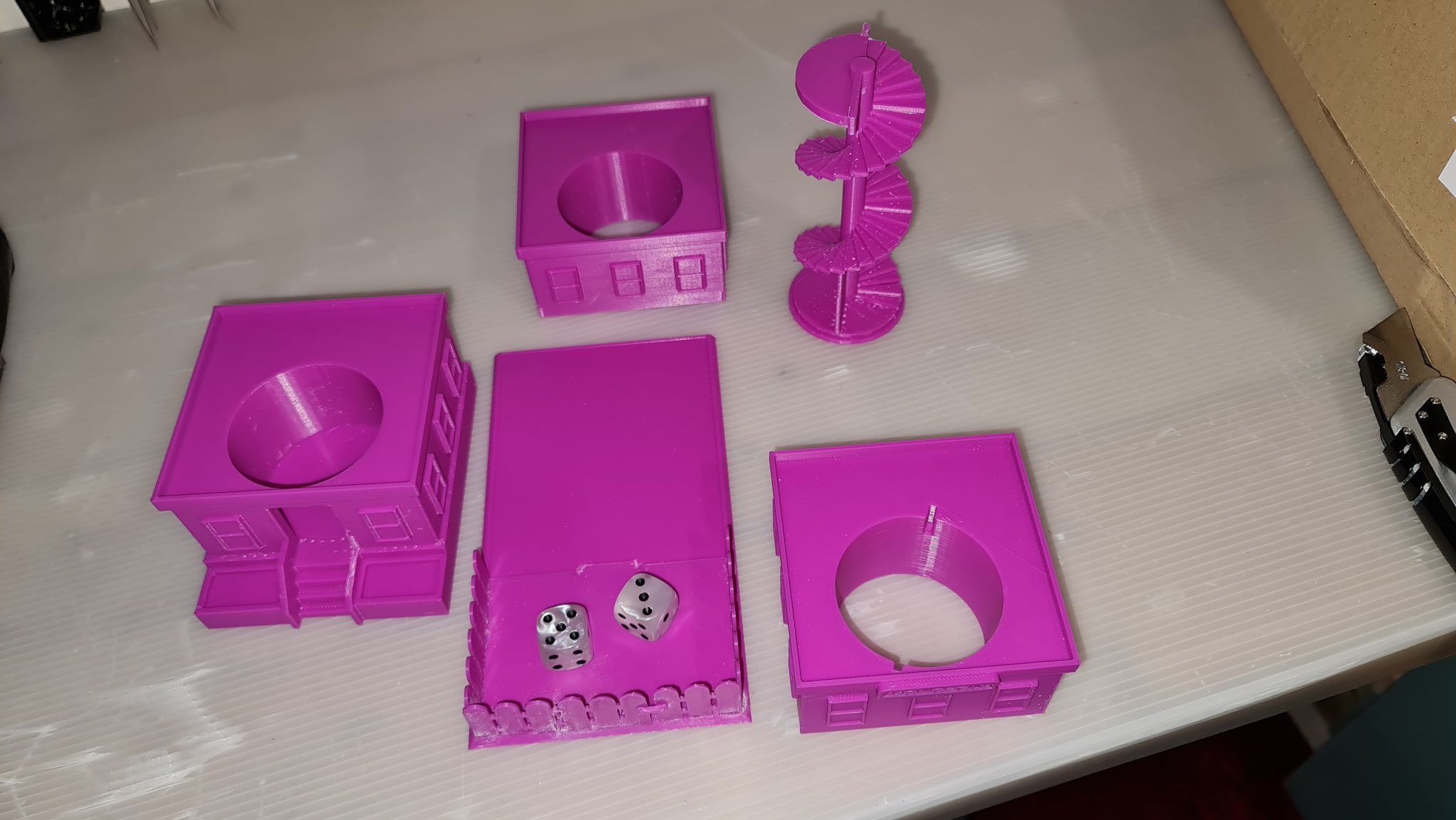 Tháp xúc xắc Monopoly độc đáo