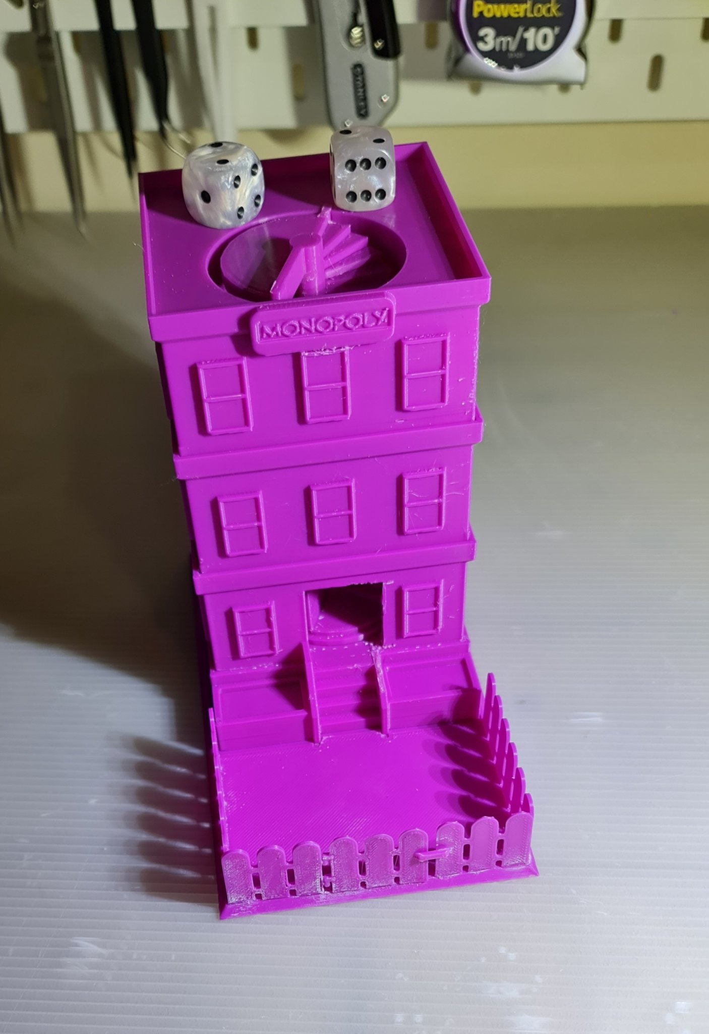 Tháp xúc xắc Monopoly độc đáo