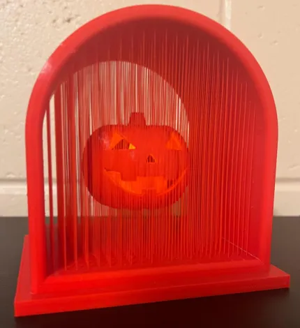 Đèn lồng bí ngô treo trong khung hình bia mộ