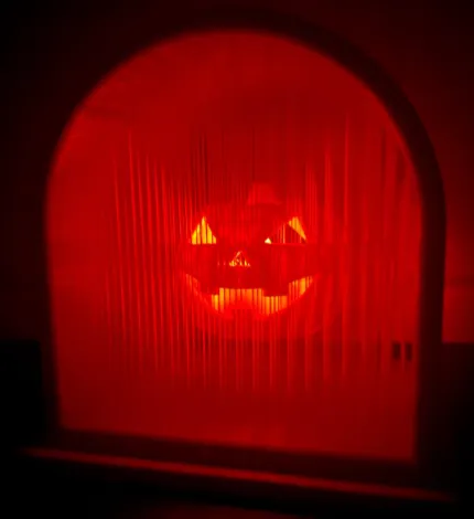 Đèn lồng bí ngô treo trong khung hình bia mộ