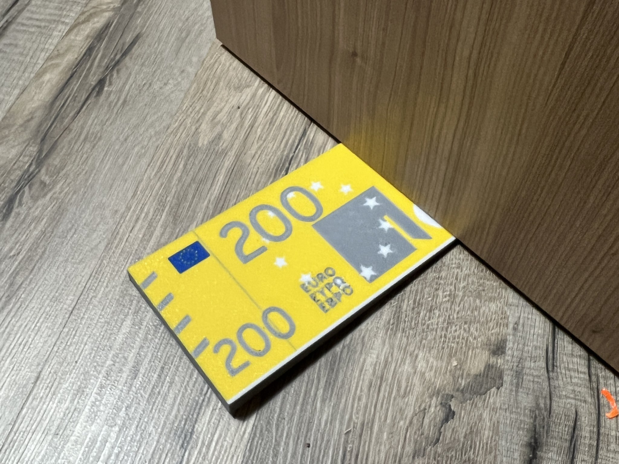 Cụ chặn cửa 3D in hình tờ tiền 200 euro