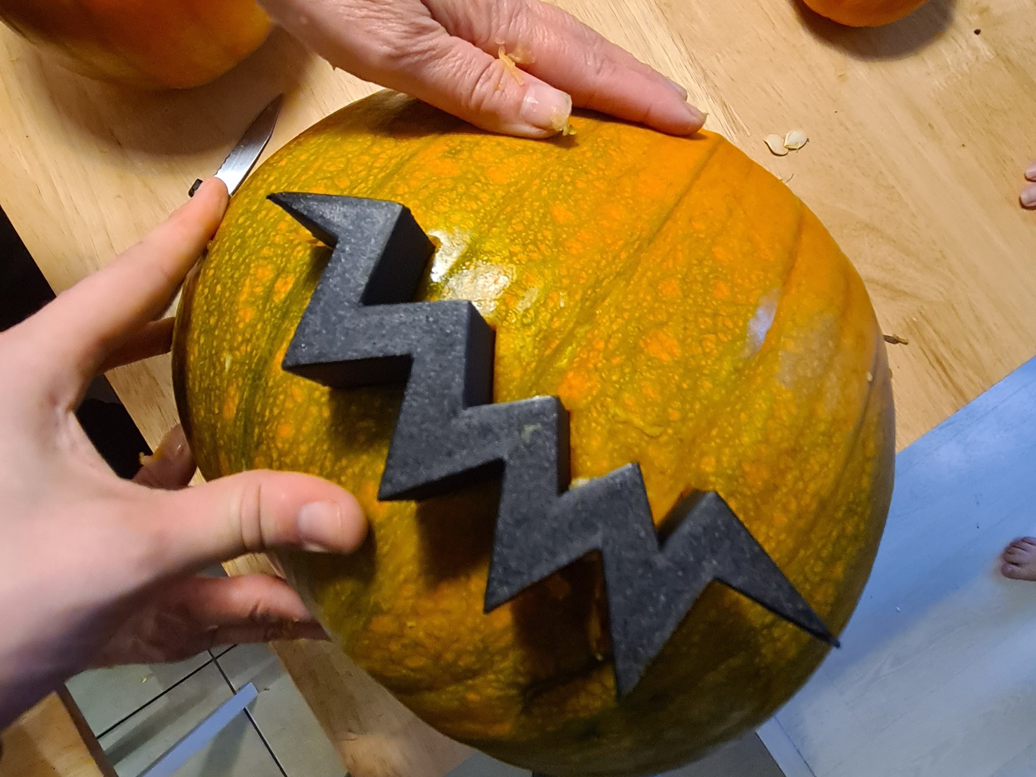 Công cụ cắt và đóng dấu bí ngô Halloween