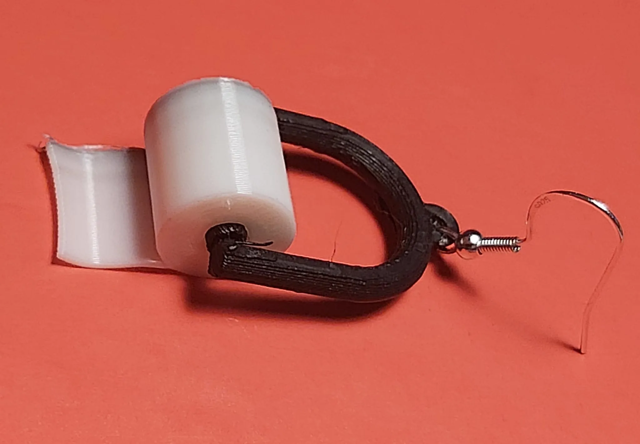 Khuyên tai hình cuộn giấy vệ sinh hài hước