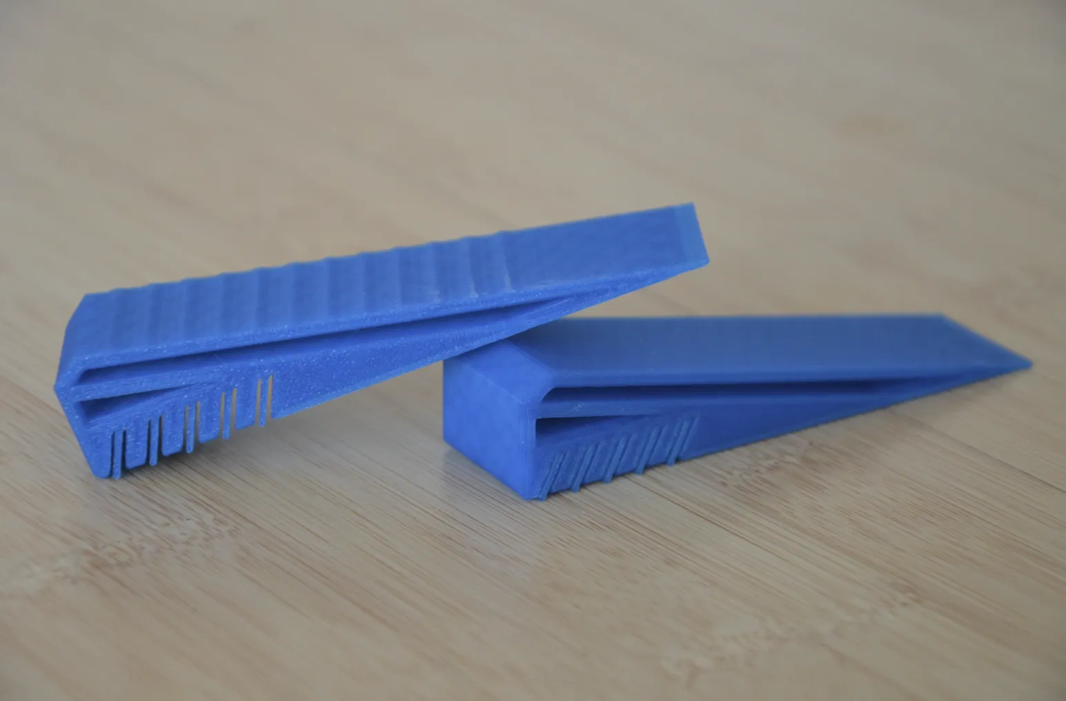 Chân giữ cửa linh hoạt và thẩm mỹ