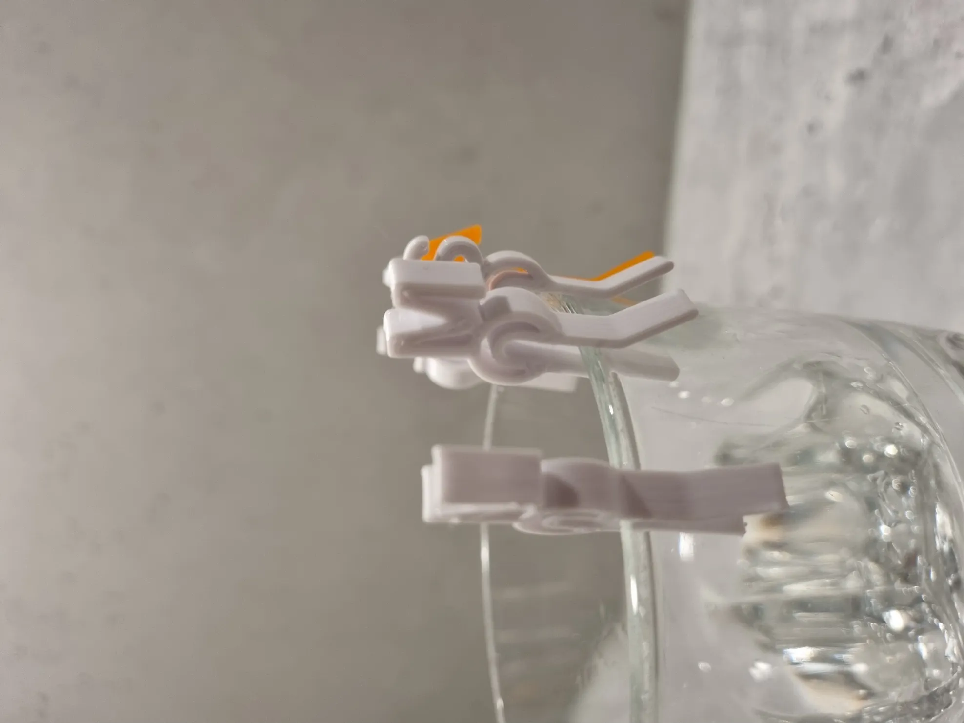 Dấu hiệu chữ cái cho ly uống và cốc