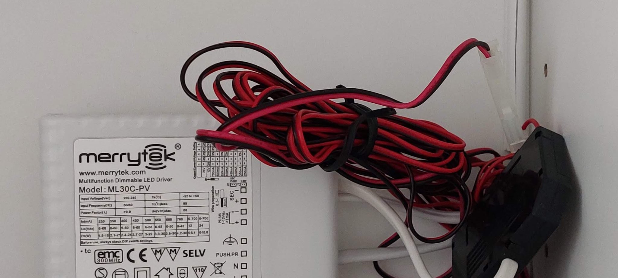 Bìa che dây điện cho kệ để đồ