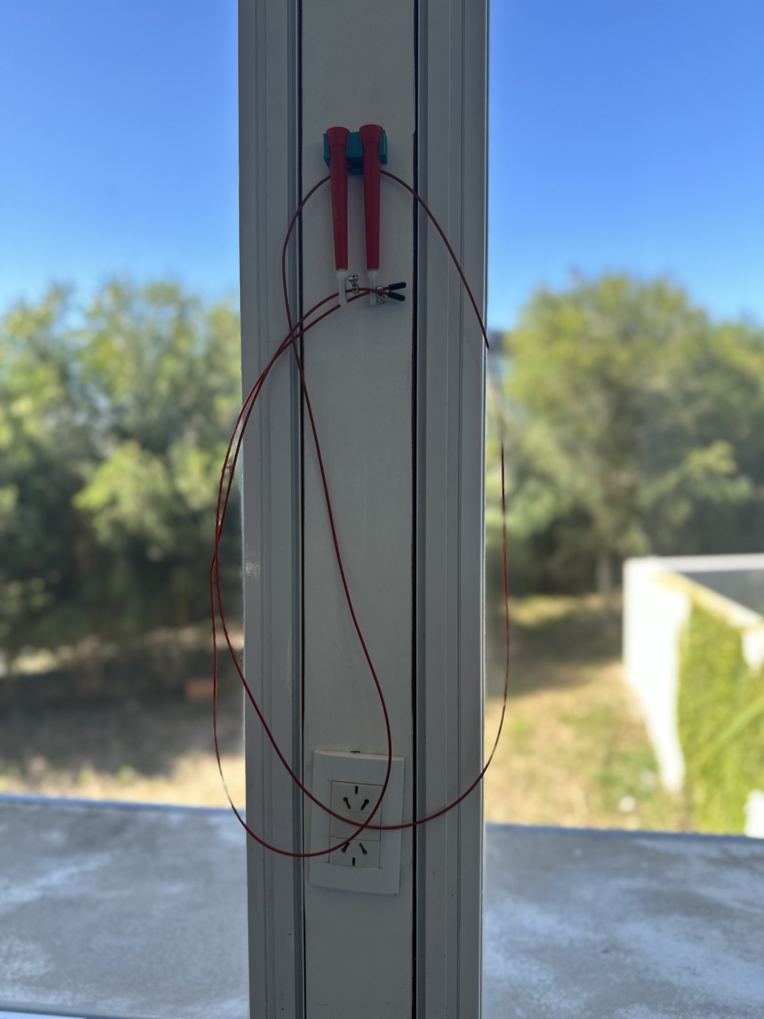 Giá treo dây nhảy tiện lợi cho không gian sống