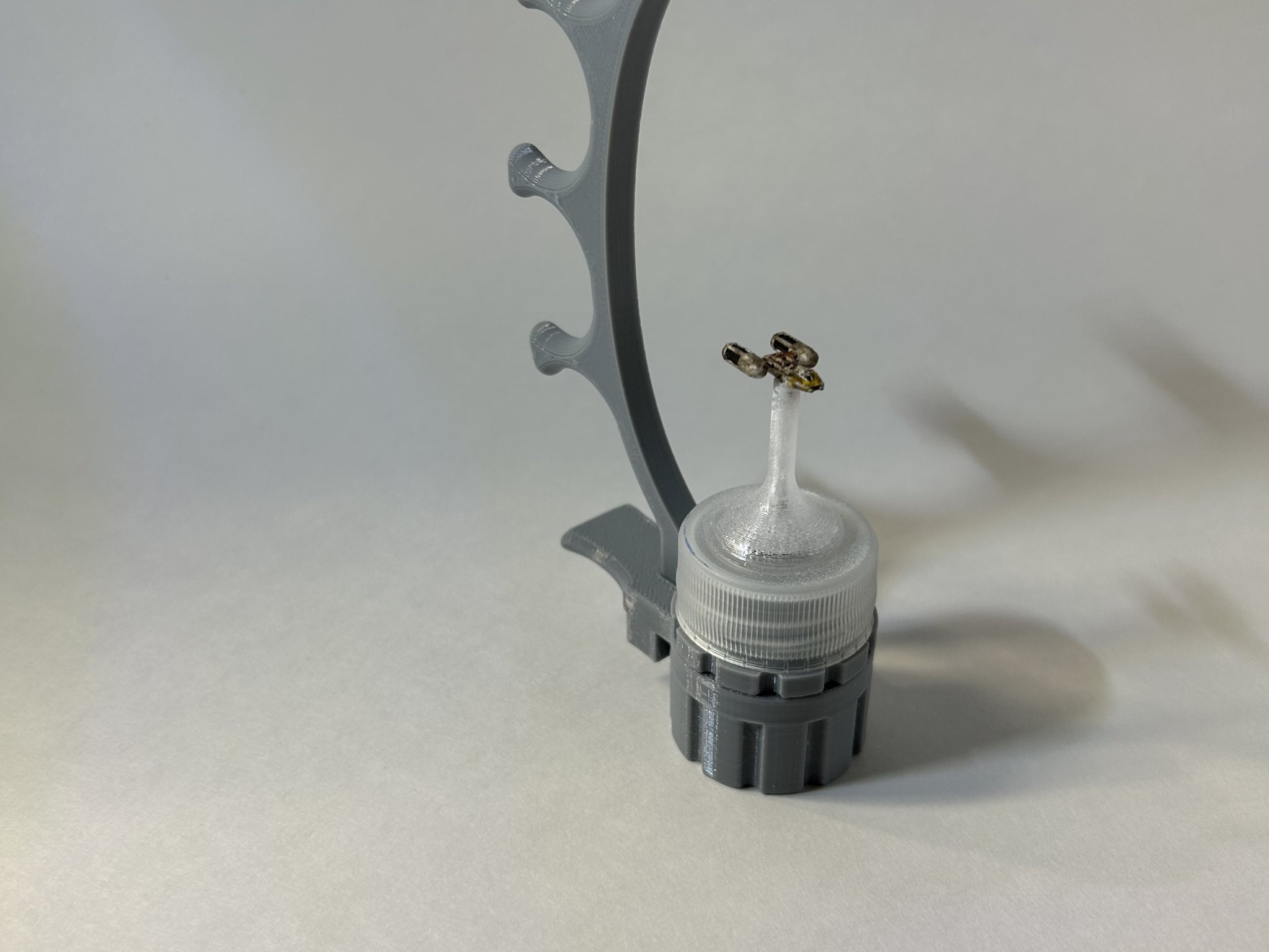 Công cụ giữ mô hình mini trong quá trình sơn