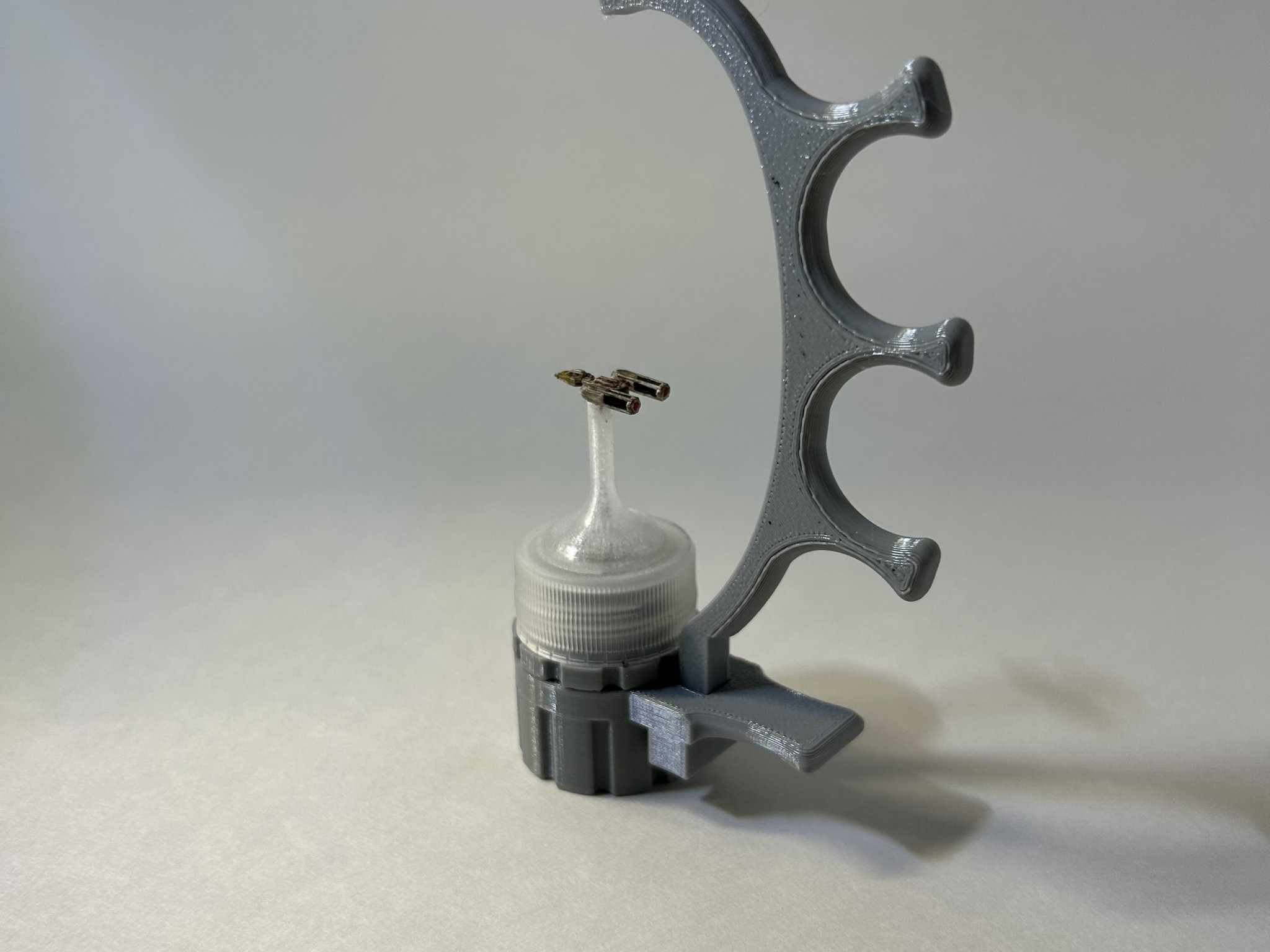 Công cụ giữ mô hình mini trong quá trình sơn