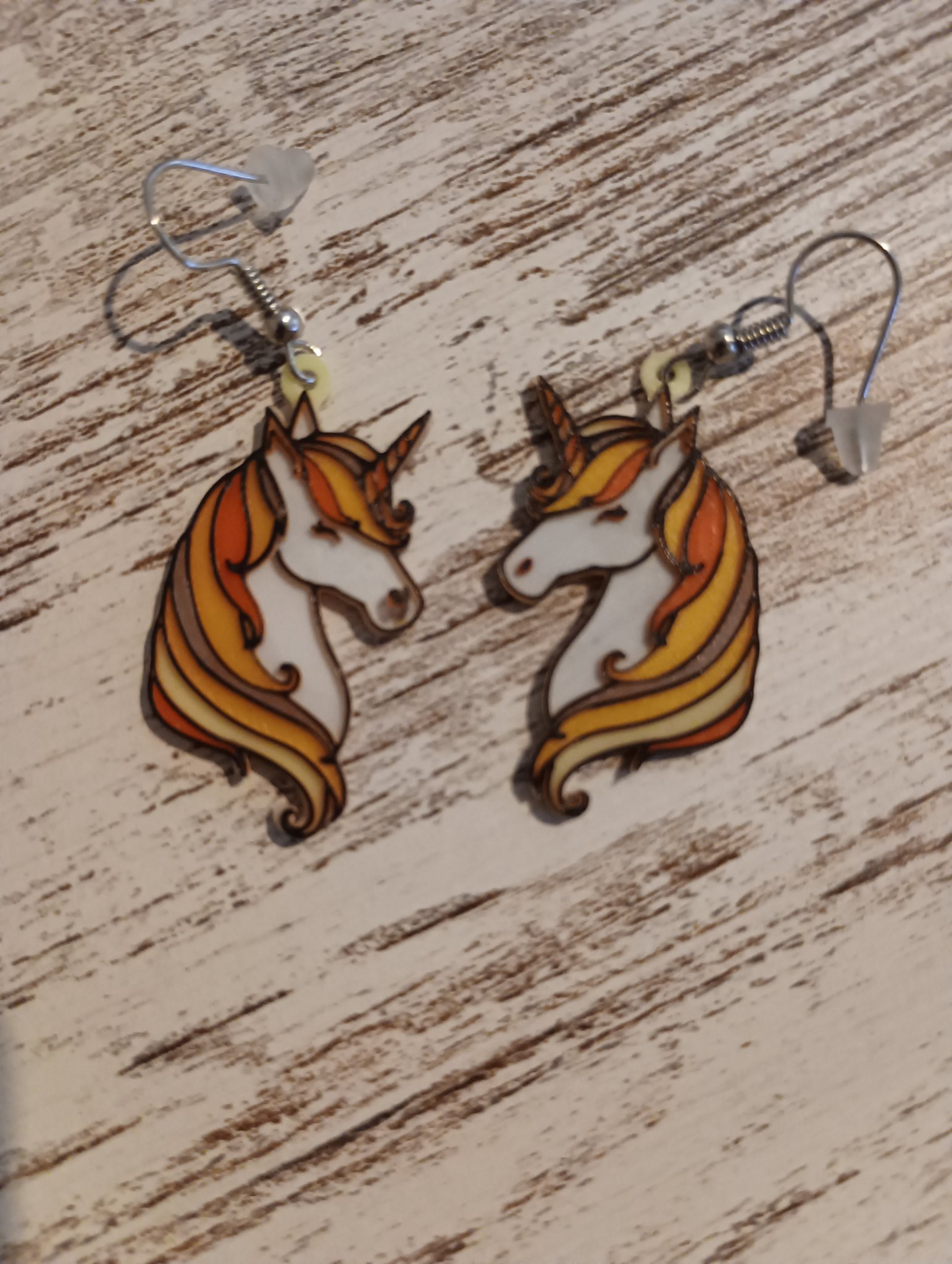 Bông tai đa sắc màu với nhiều kiểu dáng khác nhau