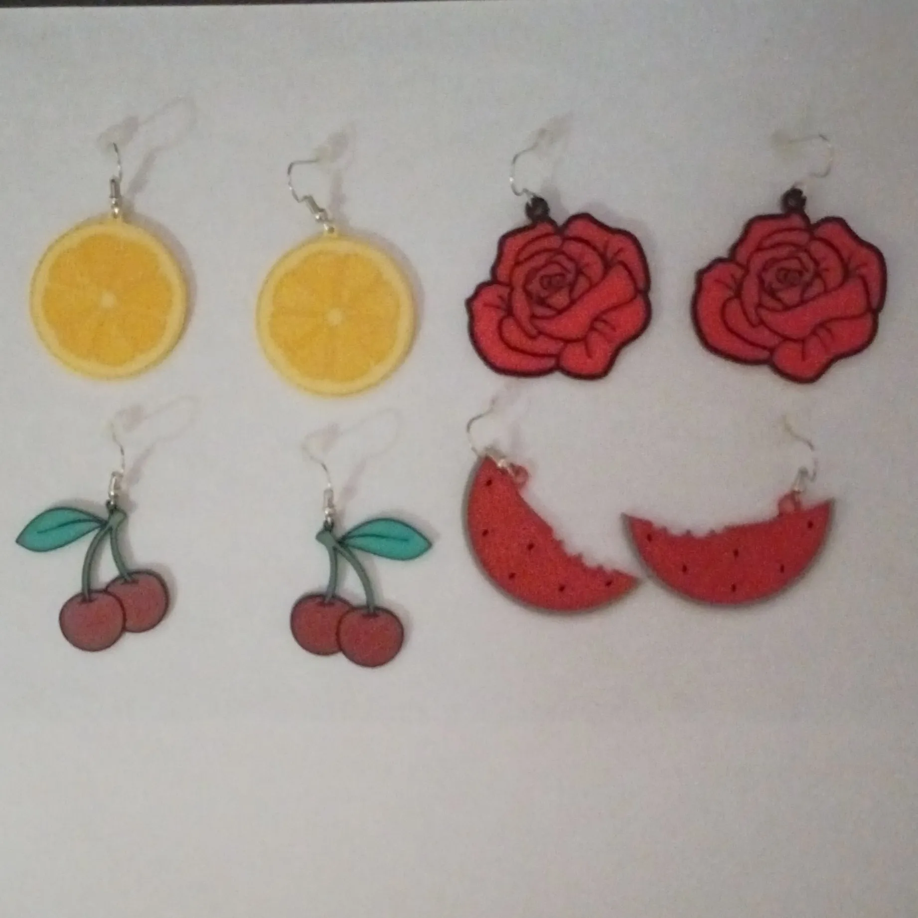 Bông tai đa sắc màu với nhiều kiểu dáng khác nhau