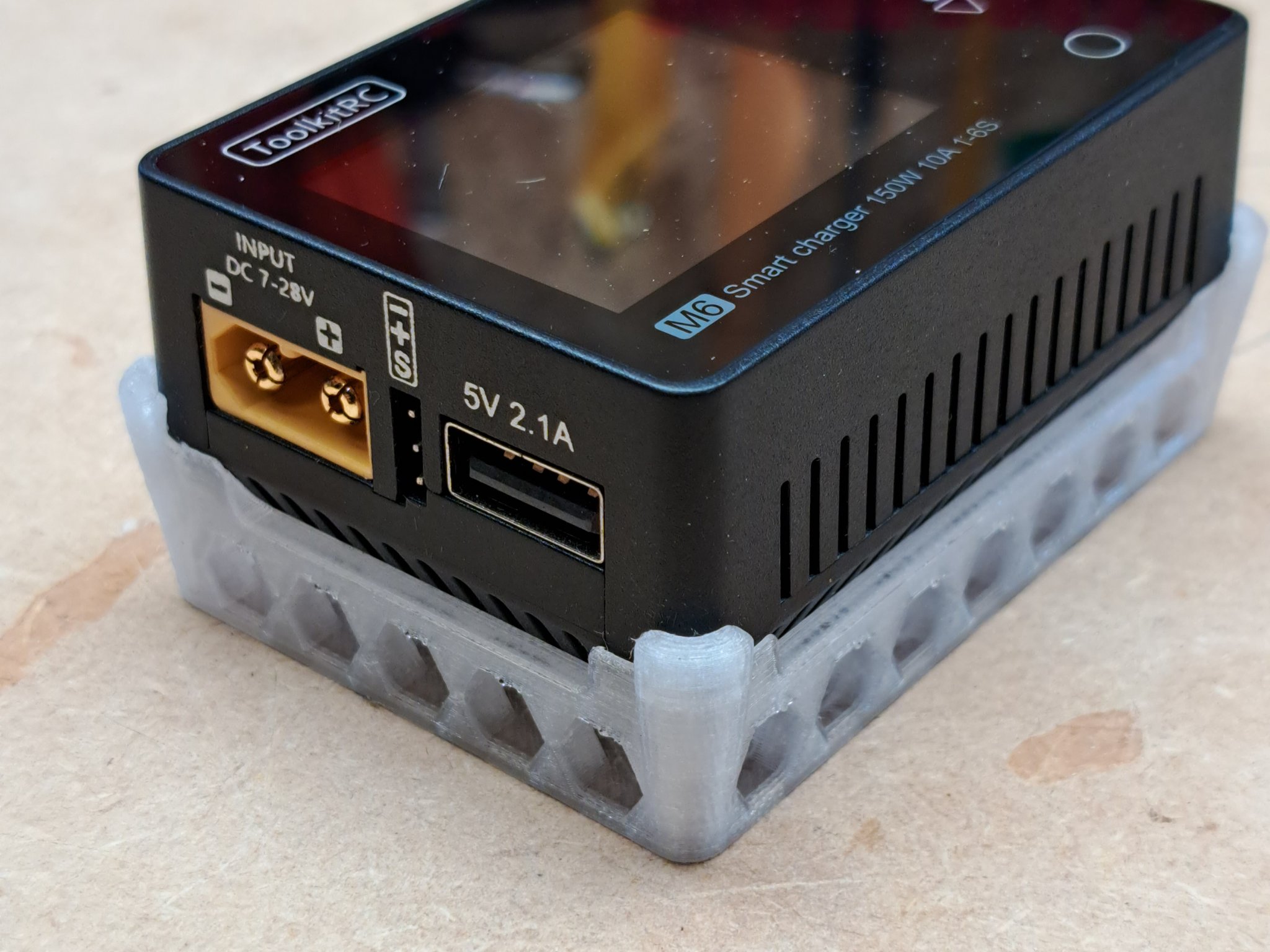 Cách ly ToolkitRC M6 chắc chắn và tiện lợi