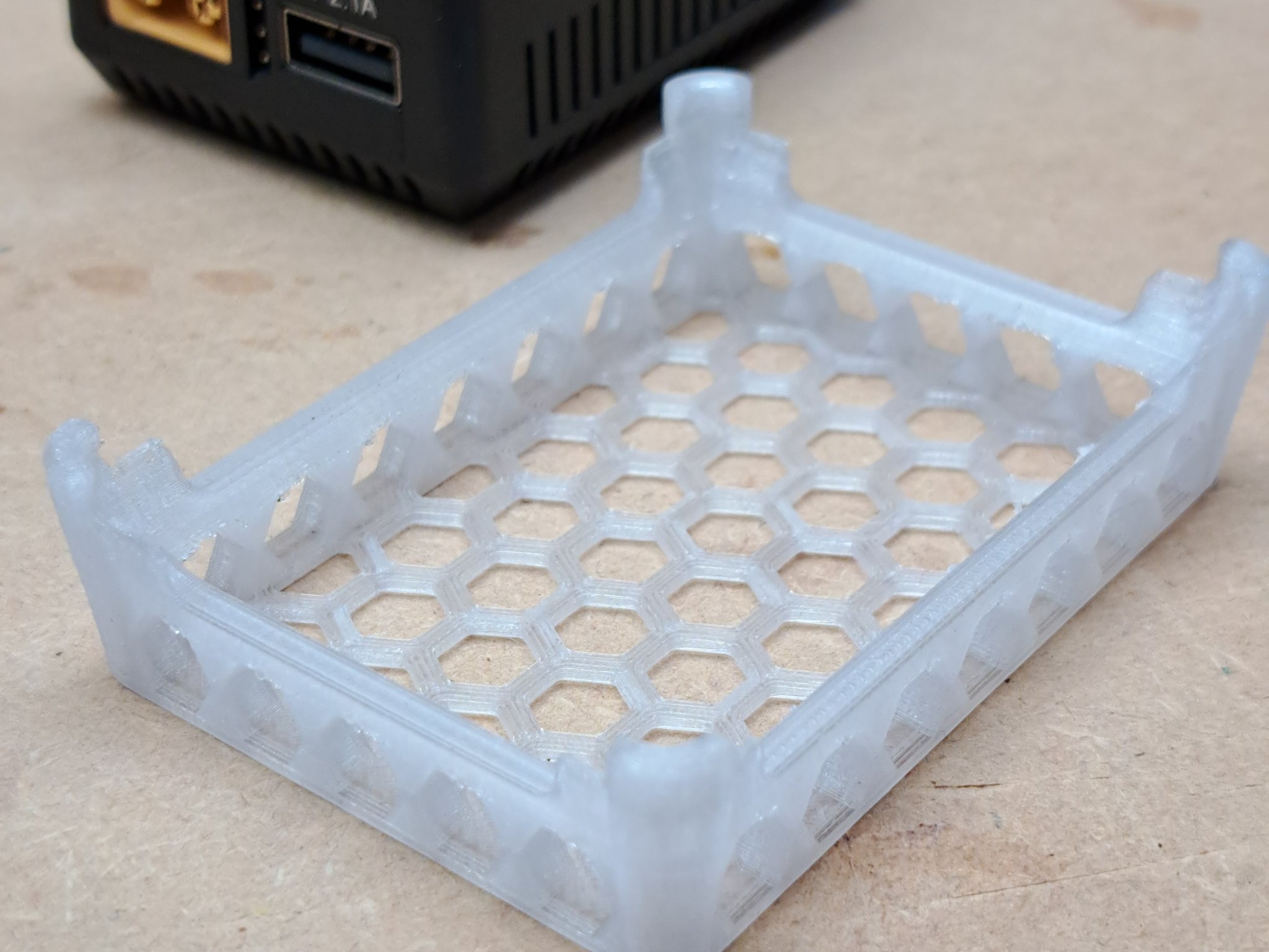 Cách ly ToolkitRC M6 chắc chắn và tiện lợi