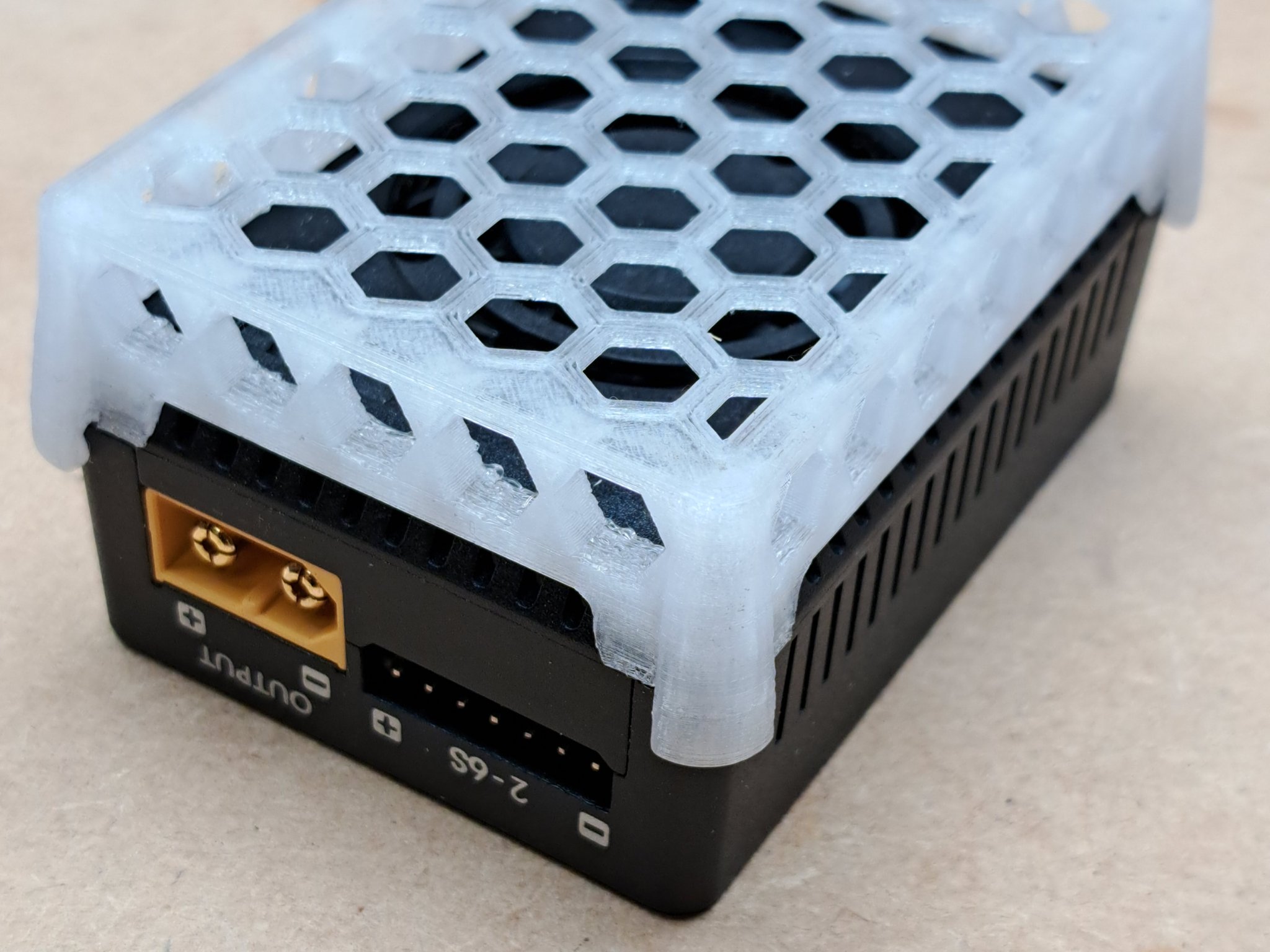 Cách ly ToolkitRC M6 chắc chắn và tiện lợi